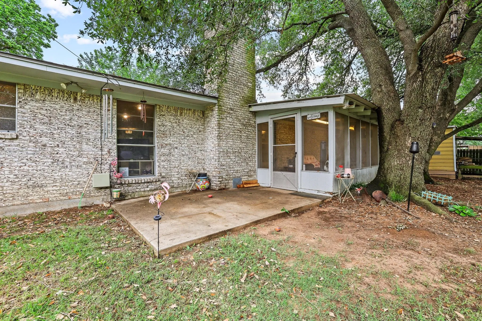 Single Family Residence For Sale in Hopkins County , 212 Lou Street, Sulphur Springs, Texas 75482, 3 Bedroom, 2 Bathroom, 2 Garage spaces, 1,684 Sqft, built in 1973, mls#21247386, Real Estate Agent in Sulphur Springs, Homes For Sale in Hopkins county, Homes For Sale in Sulphur Springs, Realtor in Sulphur Springs Texas, Real Estate Brokerage Independent Realty Texas, Luminita Cordes Realtor