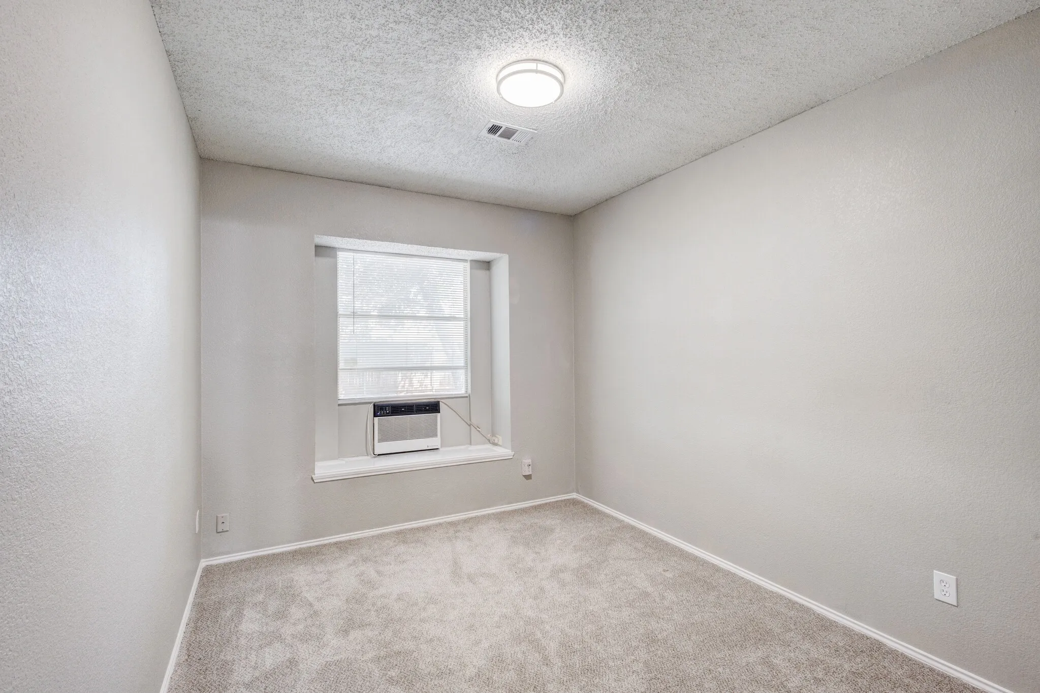 Single Family Residence For Sale in Tarrant County , 9049 Elbe Trail, Fort Worth, Texas 76118, 3 Bedroom, 2 Bathroom, 2 Garage spaces, 1,876 Sqft, built in 1996, Preowned, mls#21255577, Real Estate Agent in Fort Worth, Homes For Sale in Tarrant county, Homes For Sale in Fort Worth, Realtor in Fort Worth Texas, Real Estate Brokerage Independent Realty Texas, Luminita Cordes Realtor
