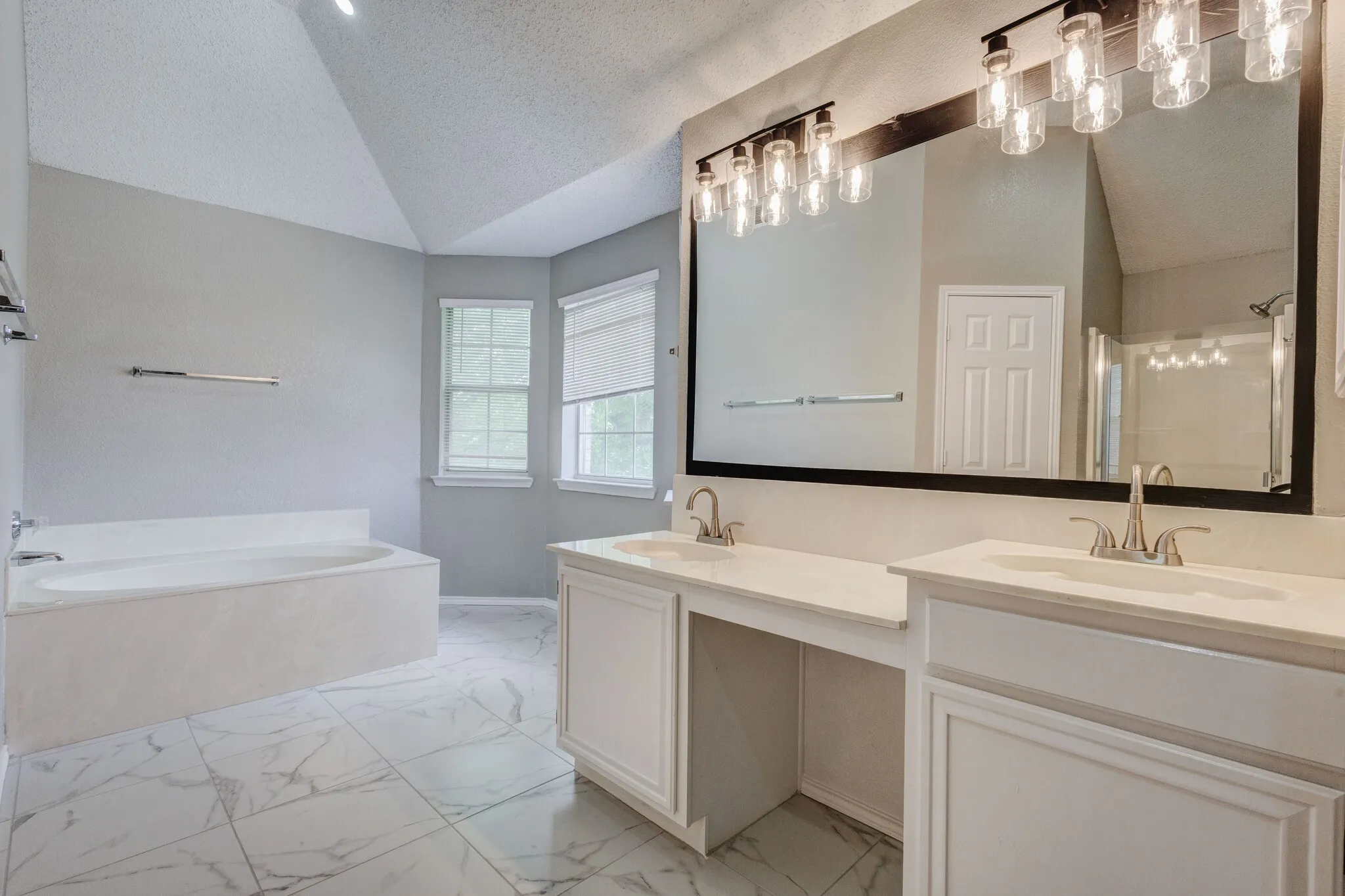 Single Family Residence For Sale in Tarrant County , 9049 Elbe Trail, Fort Worth, Texas 76118, 3 Bedroom, 2 Bathroom, 2 Garage spaces, 1,876 Sqft, built in 1996, Preowned, mls#21255577, Real Estate Agent in Fort Worth, Homes For Sale in Tarrant county, Homes For Sale in Fort Worth, Realtor in Fort Worth Texas, Real Estate Brokerage Independent Realty Texas, Luminita Cordes Realtor
