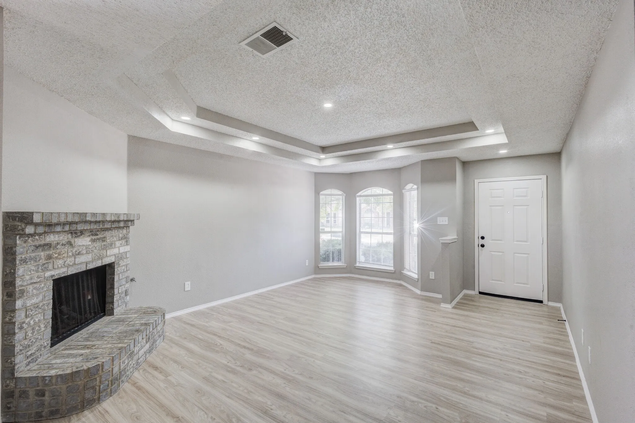 Single Family Residence For Sale in Tarrant County , 9049 Elbe Trail, Fort Worth, Texas 76118, 3 Bedroom, 2 Bathroom, 2 Garage spaces, 1,876 Sqft, built in 1996, Preowned, mls#21255577, Real Estate Agent in Fort Worth, Homes For Sale in Tarrant county, Homes For Sale in Fort Worth, Realtor in Fort Worth Texas, Real Estate Brokerage Independent Realty Texas, Luminita Cordes Realtor