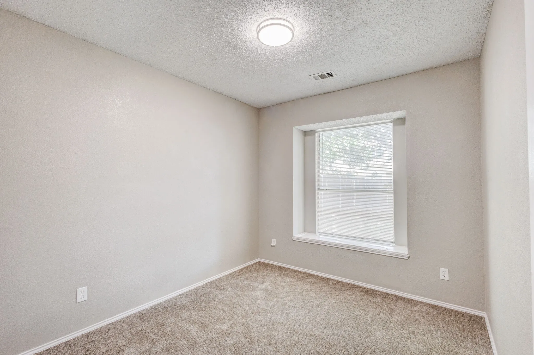Single Family Residence For Sale in Tarrant County , 9049 Elbe Trail, Fort Worth, Texas 76118, 3 Bedroom, 2 Bathroom, 2 Garage spaces, 1,876 Sqft, built in 1996, Preowned, mls#21255577, Real Estate Agent in Fort Worth, Homes For Sale in Tarrant county, Homes For Sale in Fort Worth, Realtor in Fort Worth Texas, Real Estate Brokerage Independent Realty Texas, Luminita Cordes Realtor