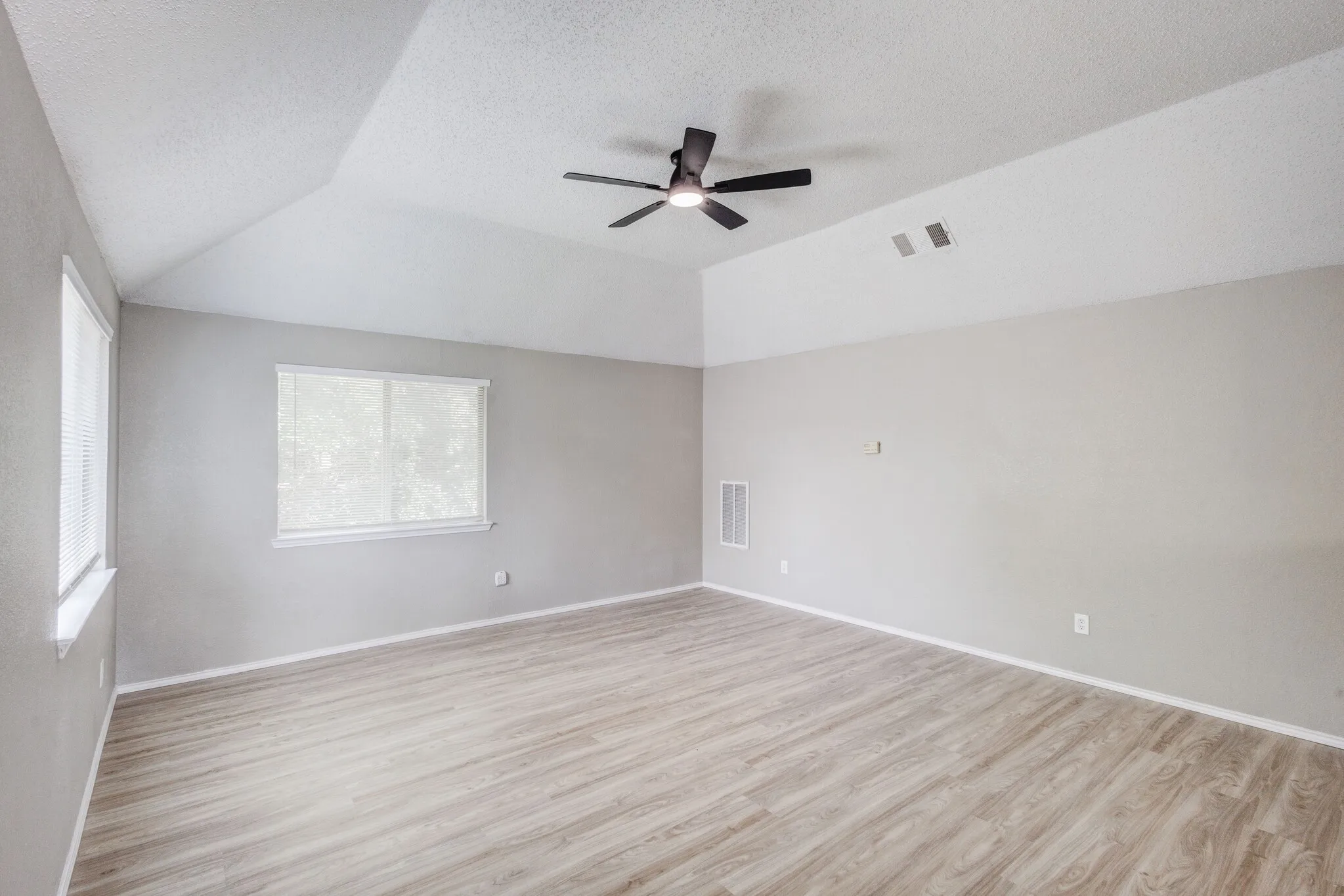 Single Family Residence For Sale in Tarrant County , 9049 Elbe Trail, Fort Worth, Texas 76118, 3 Bedroom, 2 Bathroom, 2 Garage spaces, 1,876 Sqft, built in 1996, Preowned, mls#21255577, Real Estate Agent in Fort Worth, Homes For Sale in Tarrant county, Homes For Sale in Fort Worth, Realtor in Fort Worth Texas, Real Estate Brokerage Independent Realty Texas, Luminita Cordes Realtor
