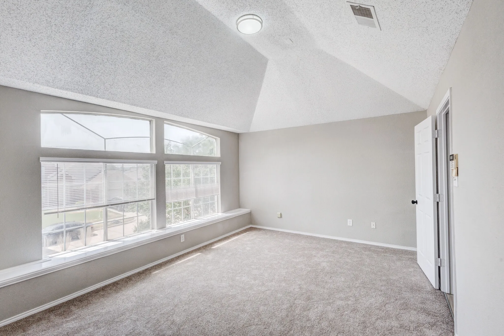 Single Family Residence For Sale in Tarrant County , 9049 Elbe Trail, Fort Worth, Texas 76118, 3 Bedroom, 2 Bathroom, 2 Garage spaces, 1,876 Sqft, built in 1996, Preowned, mls#21255577, Real Estate Agent in Fort Worth, Homes For Sale in Tarrant county, Homes For Sale in Fort Worth, Realtor in Fort Worth Texas, Real Estate Brokerage Independent Realty Texas, Luminita Cordes Realtor