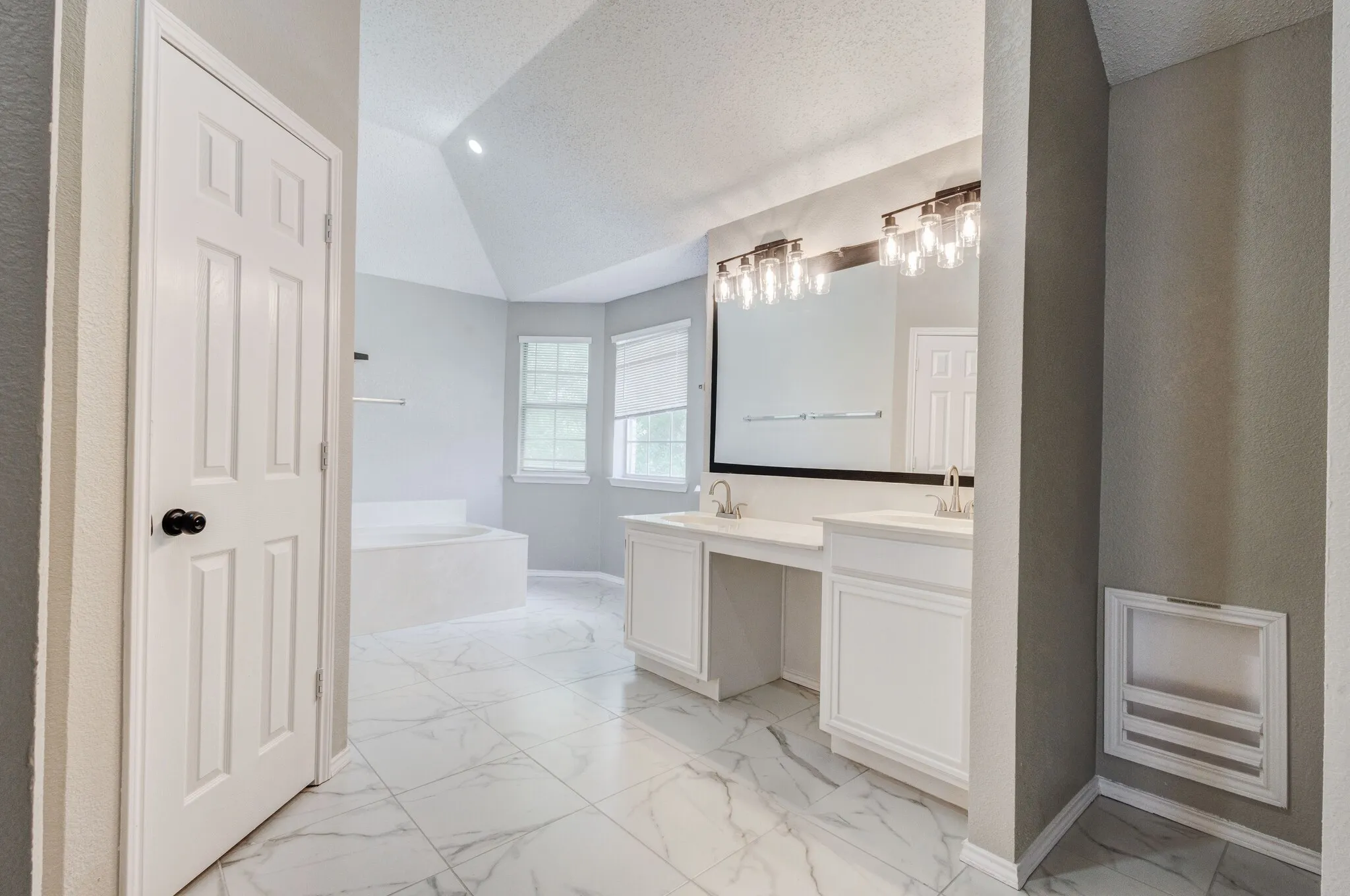 Single Family Residence For Sale in Tarrant County , 9049 Elbe Trail, Fort Worth, Texas 76118, 3 Bedroom, 2 Bathroom, 2 Garage spaces, 1,876 Sqft, built in 1996, Preowned, mls#21255577, Real Estate Agent in Fort Worth, Homes For Sale in Tarrant county, Homes For Sale in Fort Worth, Realtor in Fort Worth Texas, Real Estate Brokerage Independent Realty Texas, Luminita Cordes Realtor