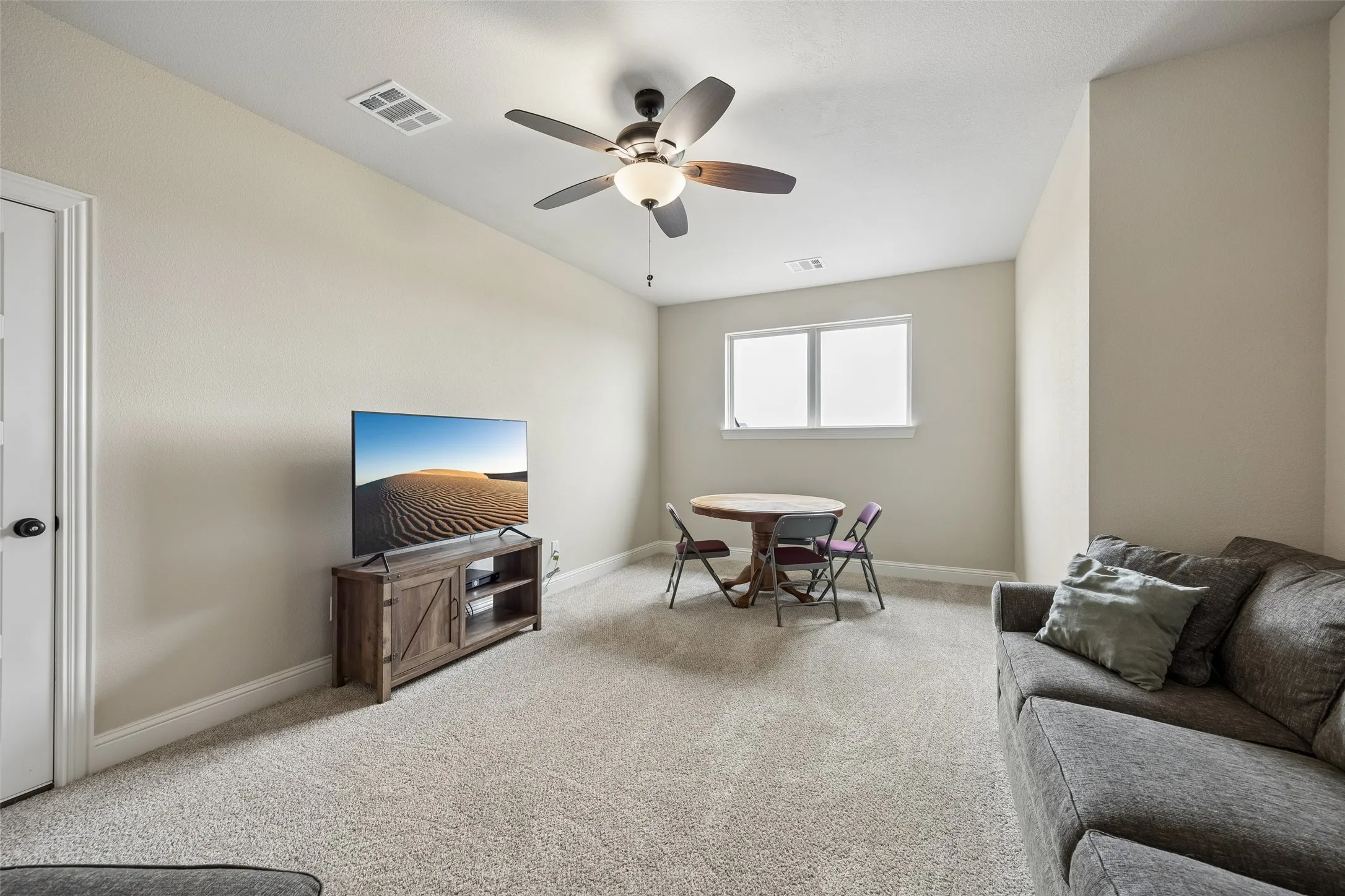 Single Family Residence For Sale in Ellis County , 8221 Palmer Lane, Waxahachie, Texas 75167, 4 Bedroom, 3 Bathroom, 2 Garage spaces, 2,837 Sqft, built in 2020, Preowned, mls#21254490, Real Estate Agent in Waxahachie, Homes For Sale in Ellis county, Homes For Sale in Waxahachie, Realtor in Waxahachie Texas, Real Estate Brokerage Independent Realty Texas, Luminita Cordes Realtor