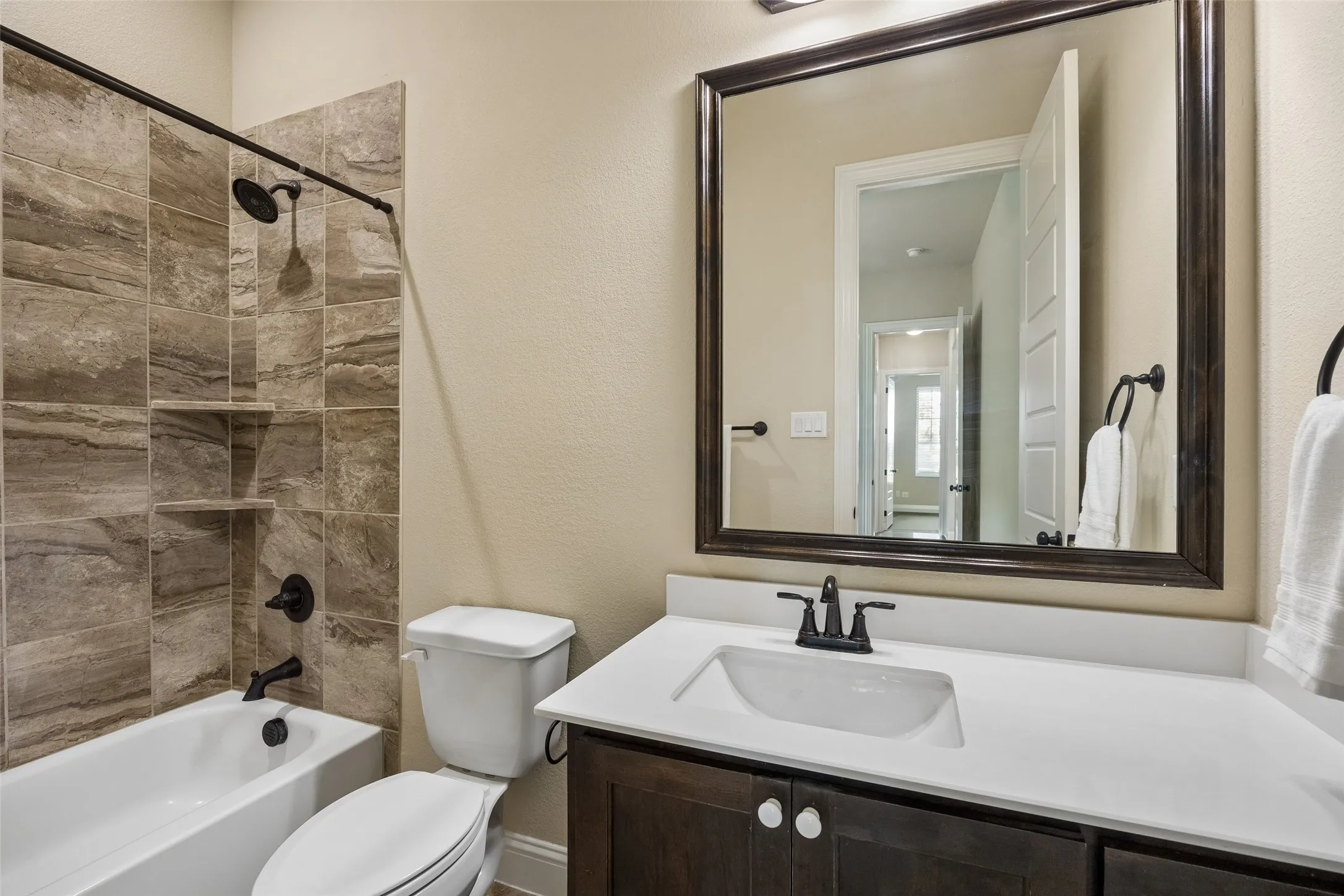 Single Family Residence For Sale in Ellis County , 8221 Palmer Lane, Waxahachie, Texas 75167, 4 Bedroom, 3 Bathroom, 2 Garage spaces, 2,837 Sqft, built in 2020, Preowned, mls#21254490, Real Estate Agent in Waxahachie, Homes For Sale in Ellis county, Homes For Sale in Waxahachie, Realtor in Waxahachie Texas, Real Estate Brokerage Independent Realty Texas, Luminita Cordes Realtor