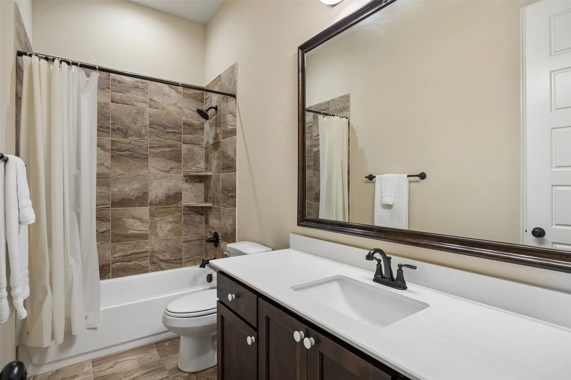 Single Family Residence For Sale in Ellis County , 8221 Palmer Lane, Waxahachie, Texas 75167, 4 Bedroom, 3 Bathroom, 2 Garage spaces, 2,837 Sqft, built in 2020, Preowned, mls#21254490, Real Estate Agent in Waxahachie, Homes For Sale in Ellis county, Homes For Sale in Waxahachie, Realtor in Waxahachie Texas, Real Estate Brokerage Independent Realty Texas, Luminita Cordes Realtor