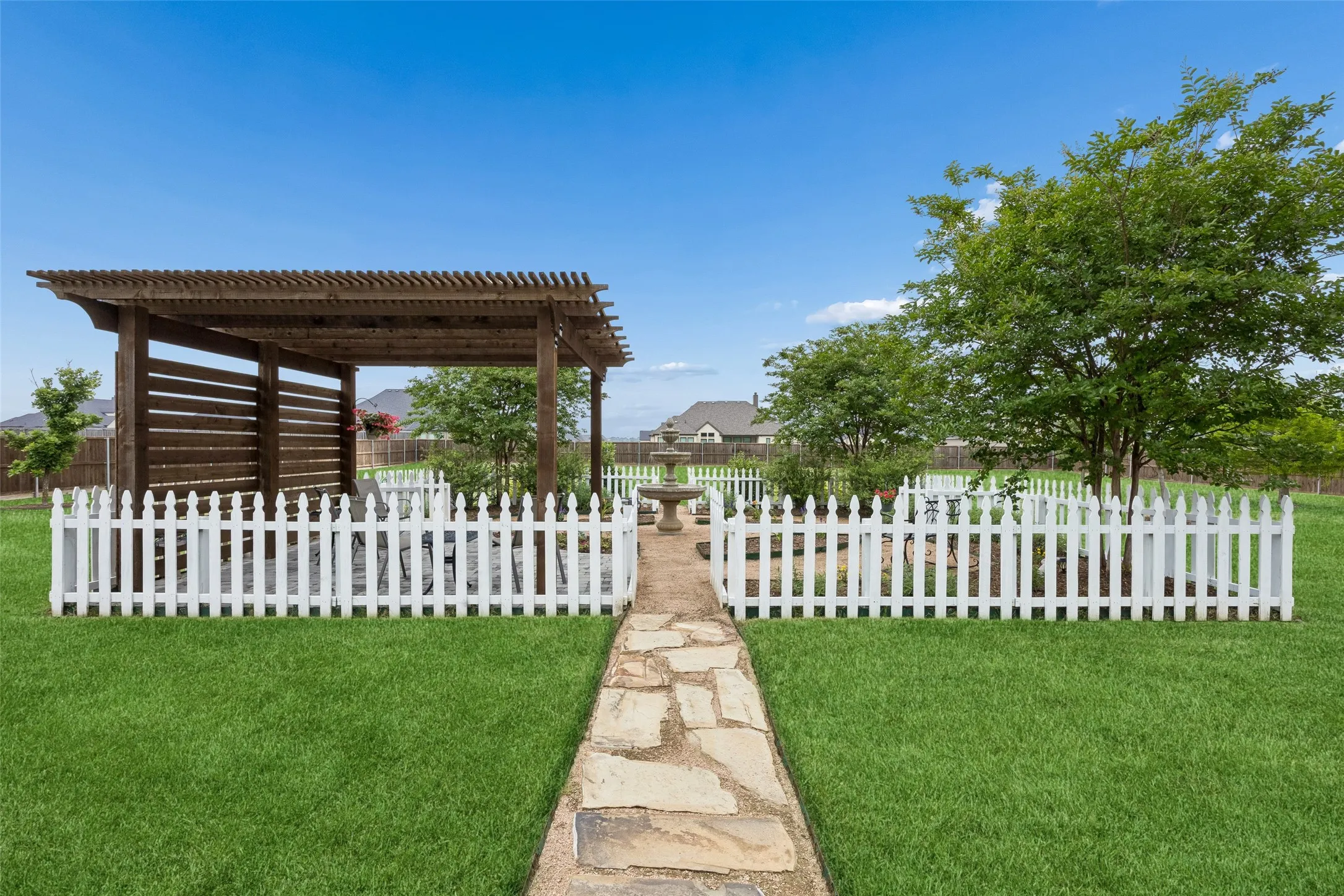 Single Family Residence For Sale in Ellis County , 8221 Palmer Lane, Waxahachie, Texas 75167, 4 Bedroom, 3 Bathroom, 2 Garage spaces, 2,837 Sqft, built in 2020, Preowned, mls#21254490, Real Estate Agent in Waxahachie, Homes For Sale in Ellis county, Homes For Sale in Waxahachie, Realtor in Waxahachie Texas, Real Estate Brokerage Independent Realty Texas, Luminita Cordes Realtor