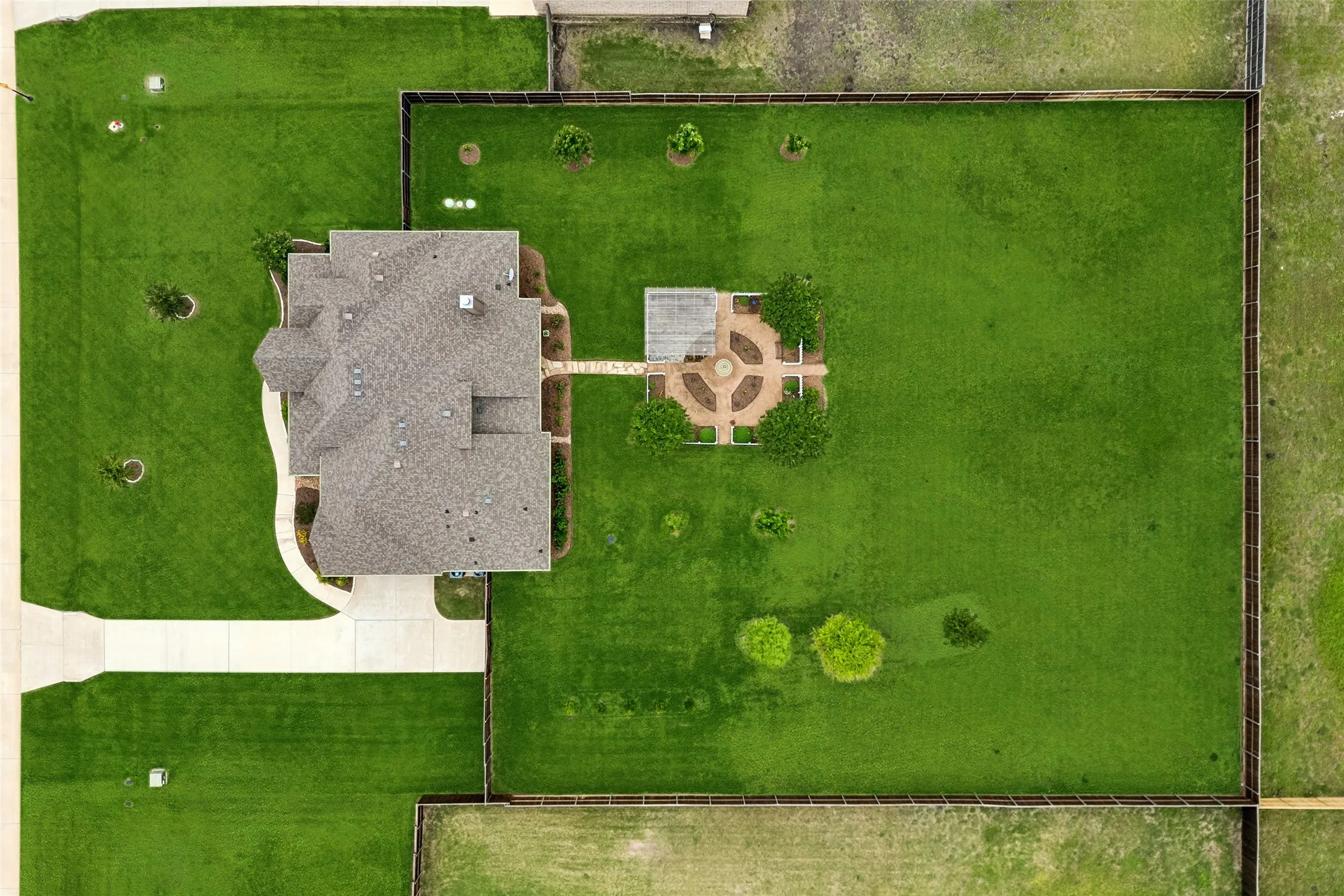 Single Family Residence For Sale in Ellis County , 8221 Palmer Lane, Waxahachie, Texas 75167, 4 Bedroom, 3 Bathroom, 2 Garage spaces, 2,837 Sqft, built in 2020, Preowned, mls#21254490, Real Estate Agent in Waxahachie, Homes For Sale in Ellis county, Homes For Sale in Waxahachie, Realtor in Waxahachie Texas, Real Estate Brokerage Independent Realty Texas, Luminita Cordes Realtor