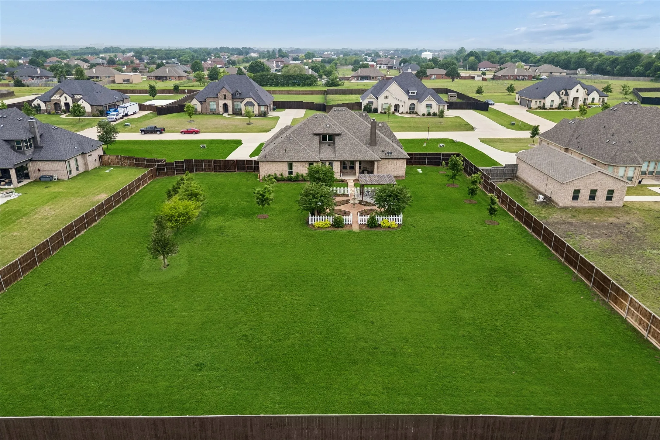 Single Family Residence For Sale in Ellis County , 8221 Palmer Lane, Waxahachie, Texas 75167, 4 Bedroom, 3 Bathroom, 2 Garage spaces, 2,837 Sqft, built in 2020, Preowned, mls#21254490, Real Estate Agent in Waxahachie, Homes For Sale in Ellis county, Homes For Sale in Waxahachie, Realtor in Waxahachie Texas, Real Estate Brokerage Independent Realty Texas, Luminita Cordes Realtor