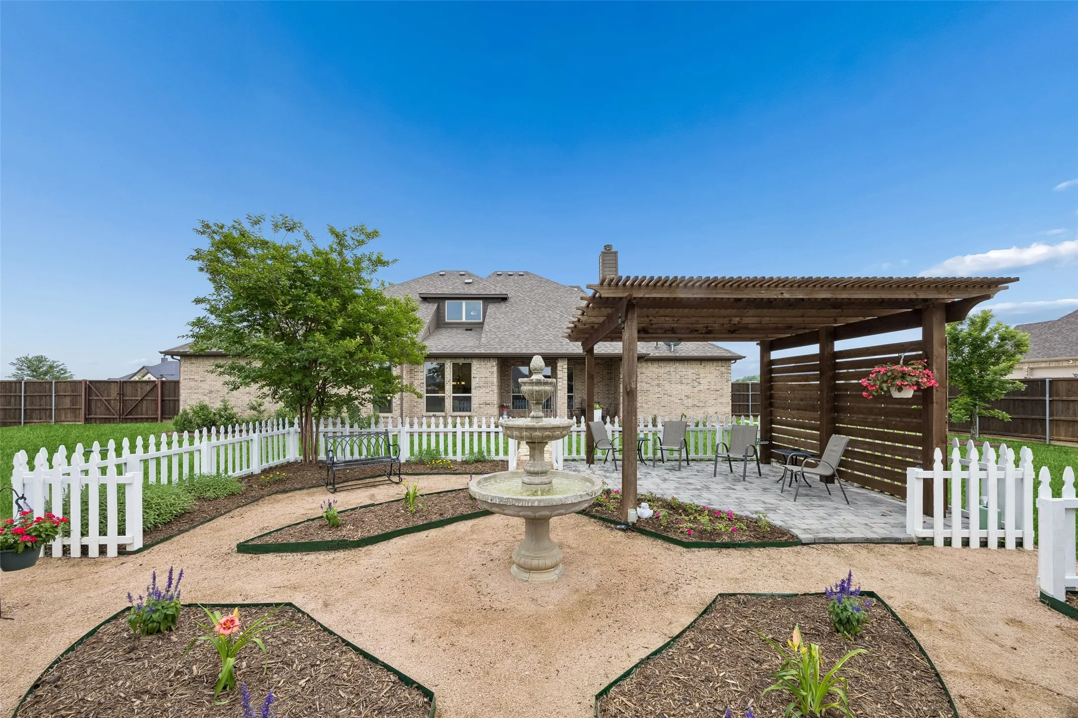 Single Family Residence For Sale in Ellis County , 8221 Palmer Lane, Waxahachie, Texas 75167, 4 Bedroom, 3 Bathroom, 2 Garage spaces, 2,837 Sqft, built in 2020, Preowned, mls#21254490, Real Estate Agent in Waxahachie, Homes For Sale in Ellis county, Homes For Sale in Waxahachie, Realtor in Waxahachie Texas, Real Estate Brokerage Independent Realty Texas, Luminita Cordes Realtor