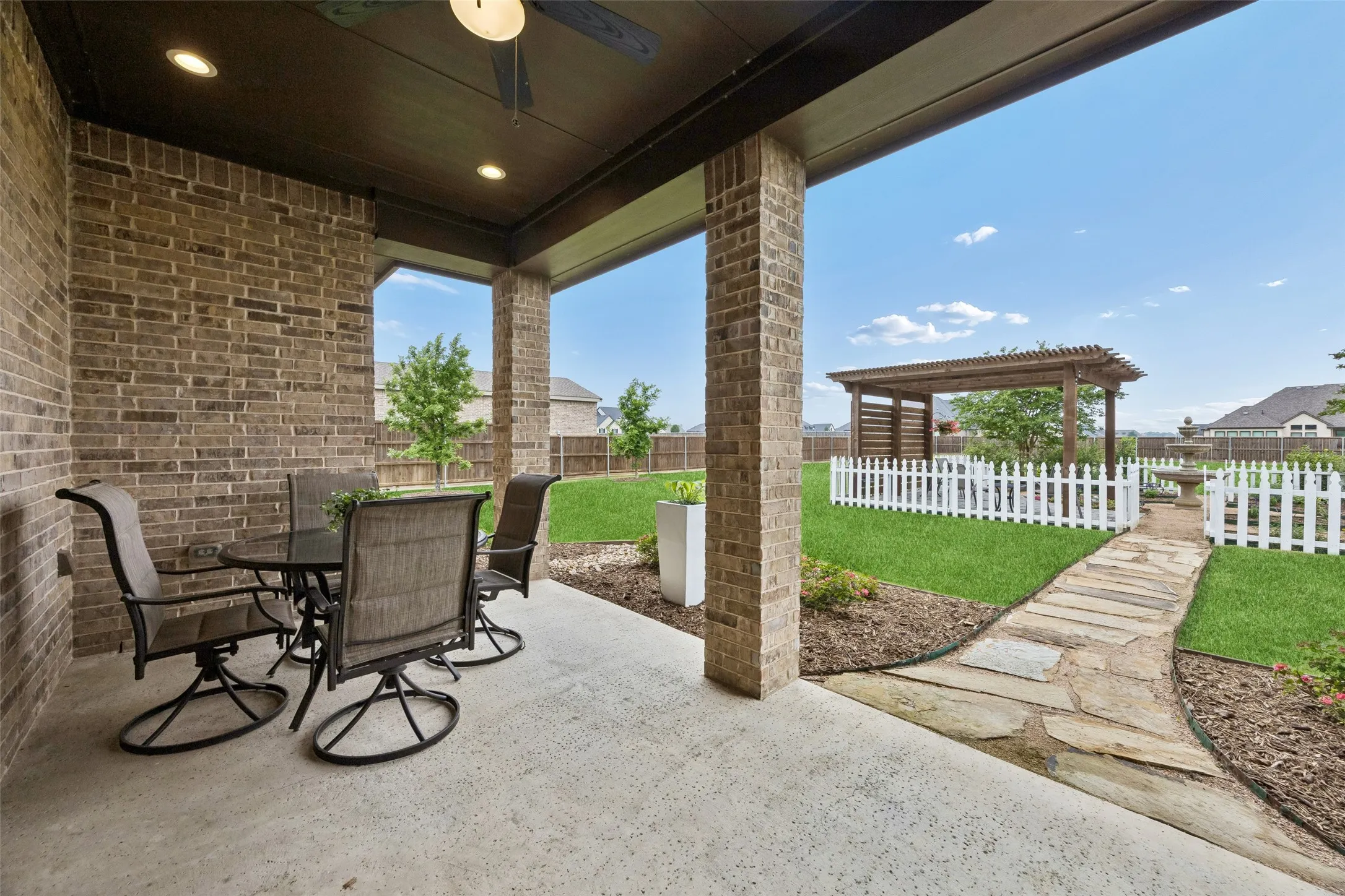Single Family Residence For Sale in Ellis County , 8221 Palmer Lane, Waxahachie, Texas 75167, 4 Bedroom, 3 Bathroom, 2 Garage spaces, 2,837 Sqft, built in 2020, Preowned, mls#21254490, Real Estate Agent in Waxahachie, Homes For Sale in Ellis county, Homes For Sale in Waxahachie, Realtor in Waxahachie Texas, Real Estate Brokerage Independent Realty Texas, Luminita Cordes Realtor