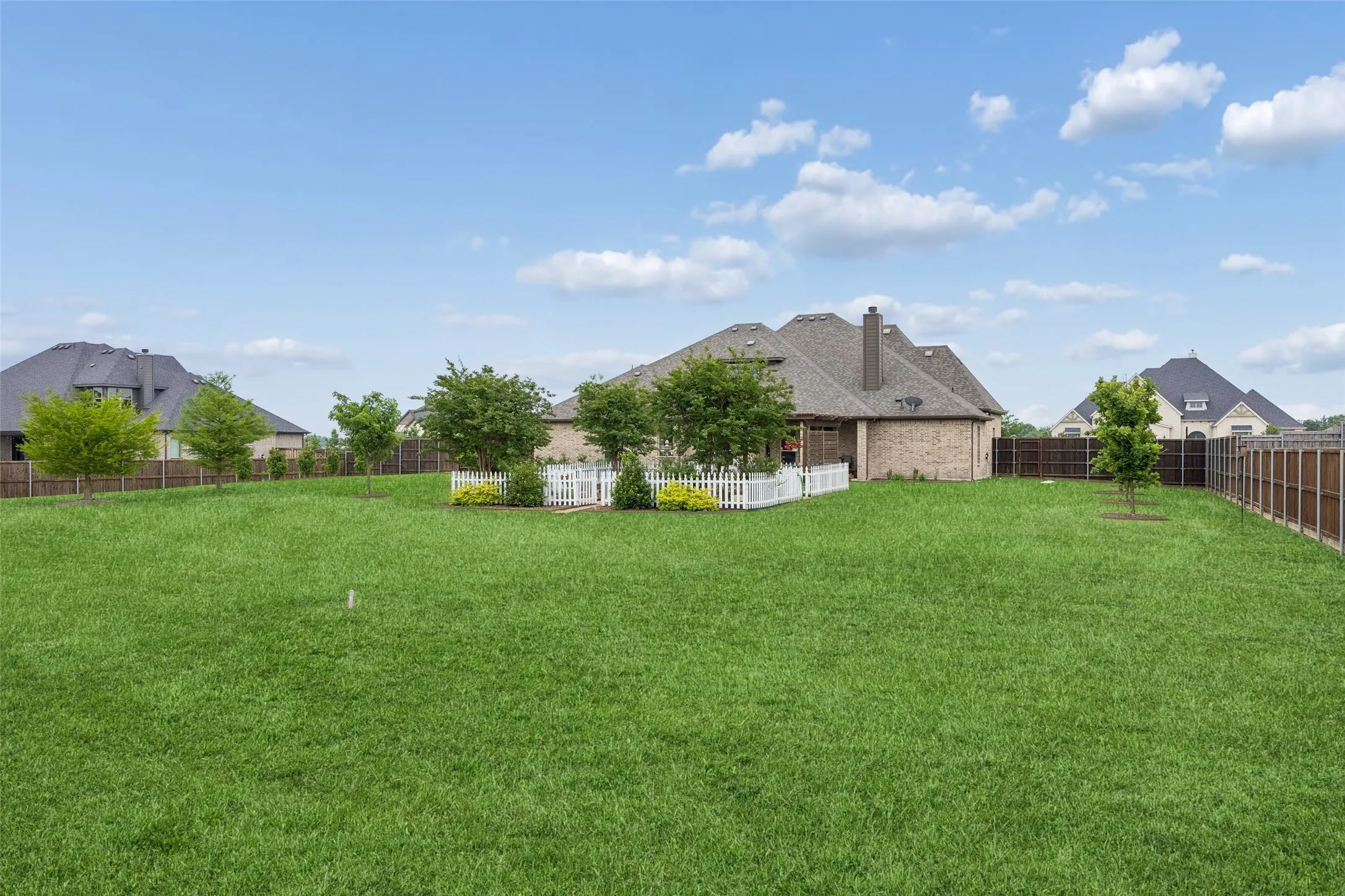 Single Family Residence For Sale in Ellis County , 8221 Palmer Lane, Waxahachie, Texas 75167, 4 Bedroom, 3 Bathroom, 2 Garage spaces, 2,837 Sqft, built in 2020, Preowned, mls#21254490, Real Estate Agent in Waxahachie, Homes For Sale in Ellis county, Homes For Sale in Waxahachie, Realtor in Waxahachie Texas, Real Estate Brokerage Independent Realty Texas, Luminita Cordes Realtor