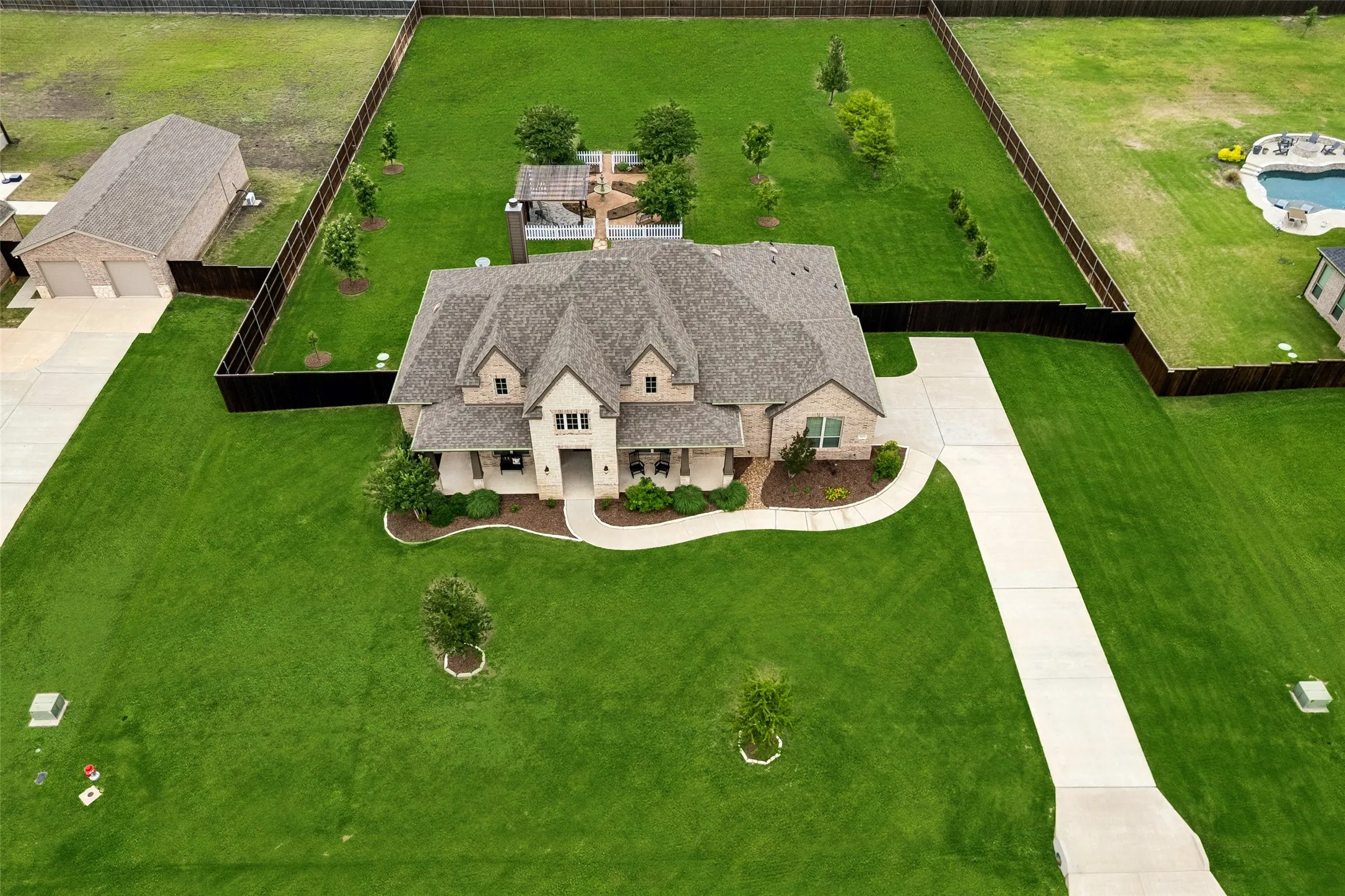 Single Family Residence For Sale in Ellis County , 8221 Palmer Lane, Waxahachie, Texas 75167, 4 Bedroom, 3 Bathroom, 2 Garage spaces, 2,837 Sqft, built in 2020, Preowned, mls#21254490, Real Estate Agent in Waxahachie, Homes For Sale in Ellis county, Homes For Sale in Waxahachie, Realtor in Waxahachie Texas, Real Estate Brokerage Independent Realty Texas, Luminita Cordes Realtor
