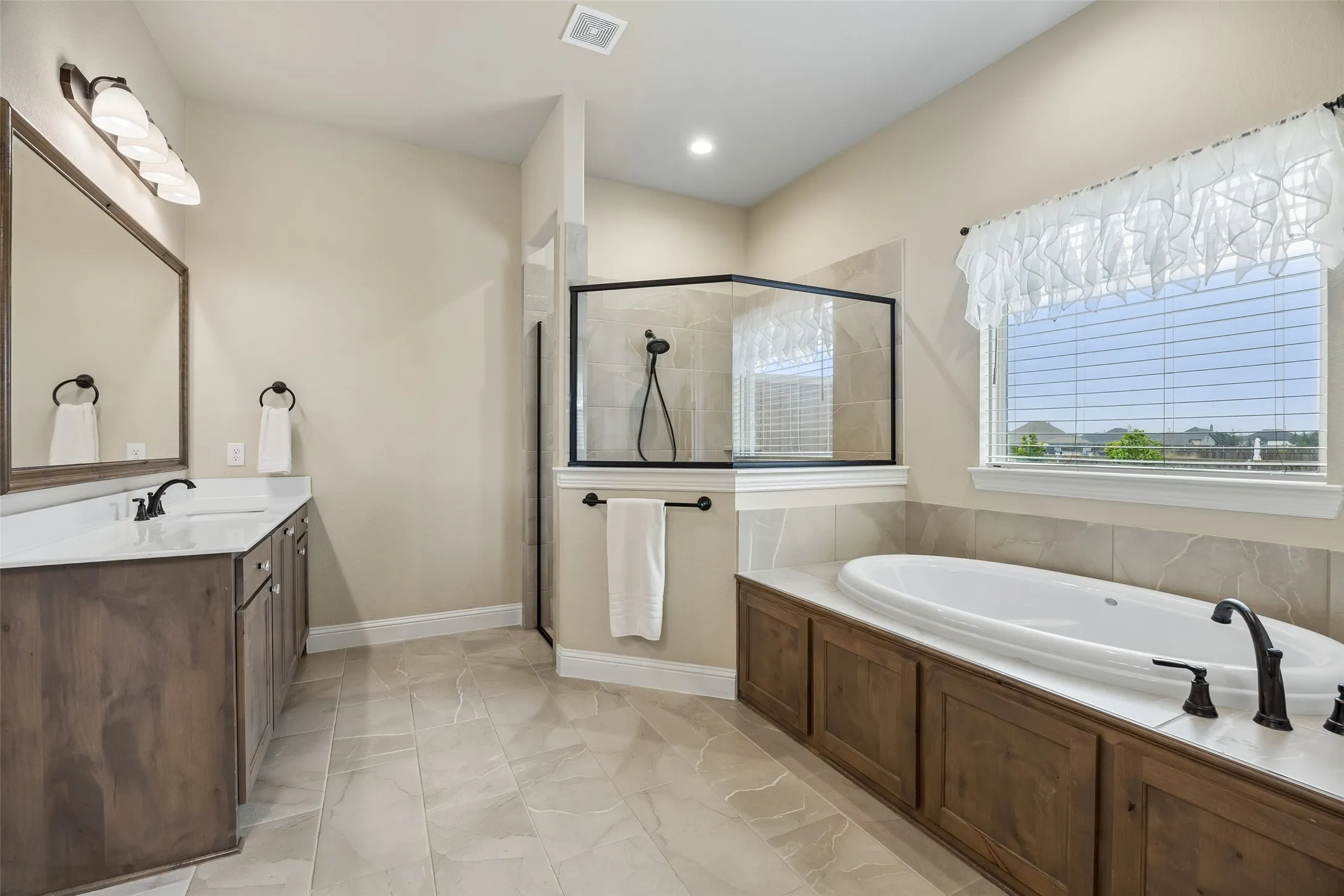 Single Family Residence For Sale in Ellis County , 8221 Palmer Lane, Waxahachie, Texas 75167, 4 Bedroom, 3 Bathroom, 2 Garage spaces, 2,837 Sqft, built in 2020, Preowned, mls#21254490, Real Estate Agent in Waxahachie, Homes For Sale in Ellis county, Homes For Sale in Waxahachie, Realtor in Waxahachie Texas, Real Estate Brokerage Independent Realty Texas, Luminita Cordes Realtor