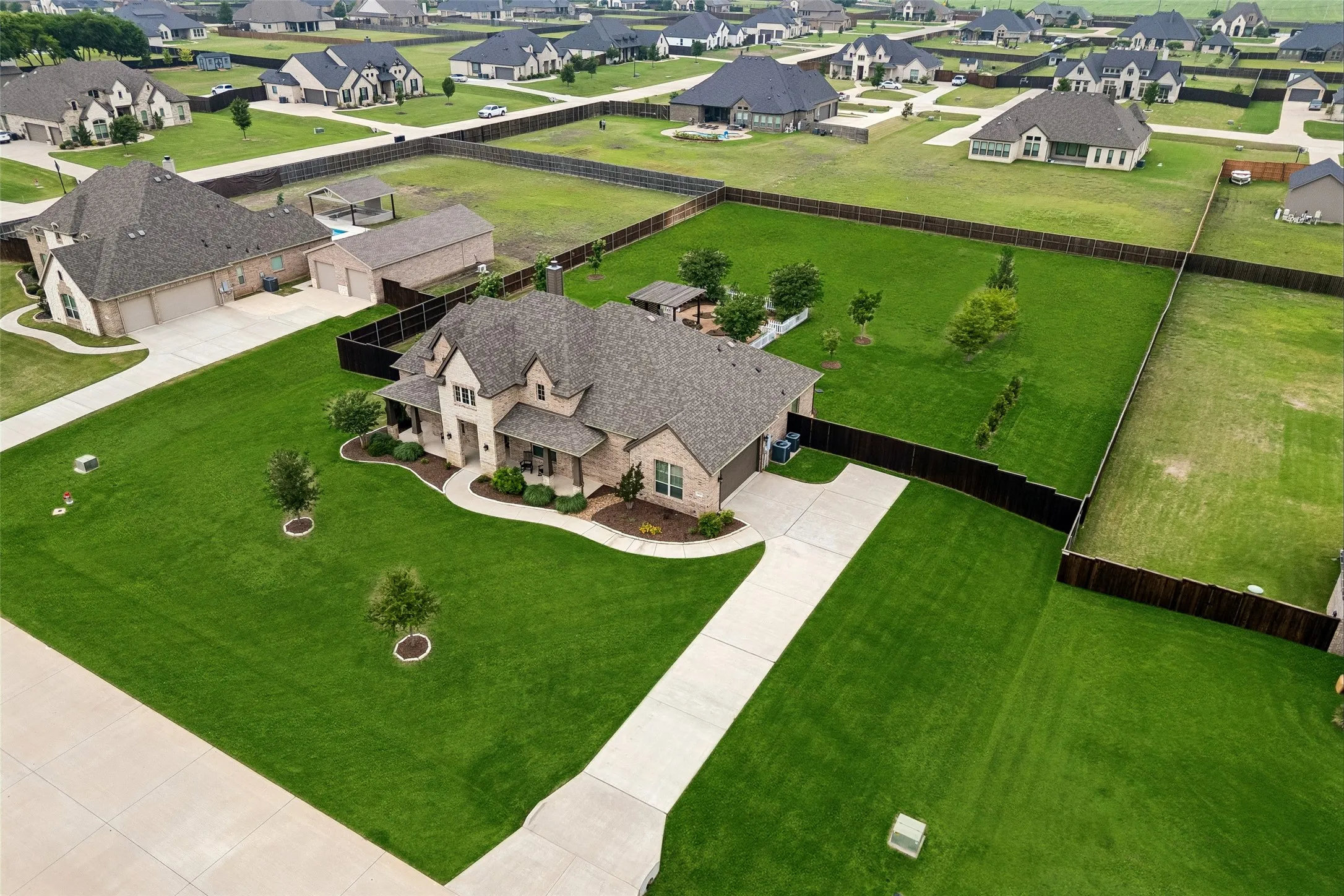 Single Family Residence For Sale in Ellis County , 8221 Palmer Lane, Waxahachie, Texas 75167, 4 Bedroom, 3 Bathroom, 2 Garage spaces, 2,837 Sqft, built in 2020, Preowned, mls#21254490, Real Estate Agent in Waxahachie, Homes For Sale in Ellis county, Homes For Sale in Waxahachie, Realtor in Waxahachie Texas, Real Estate Brokerage Independent Realty Texas, Luminita Cordes Realtor