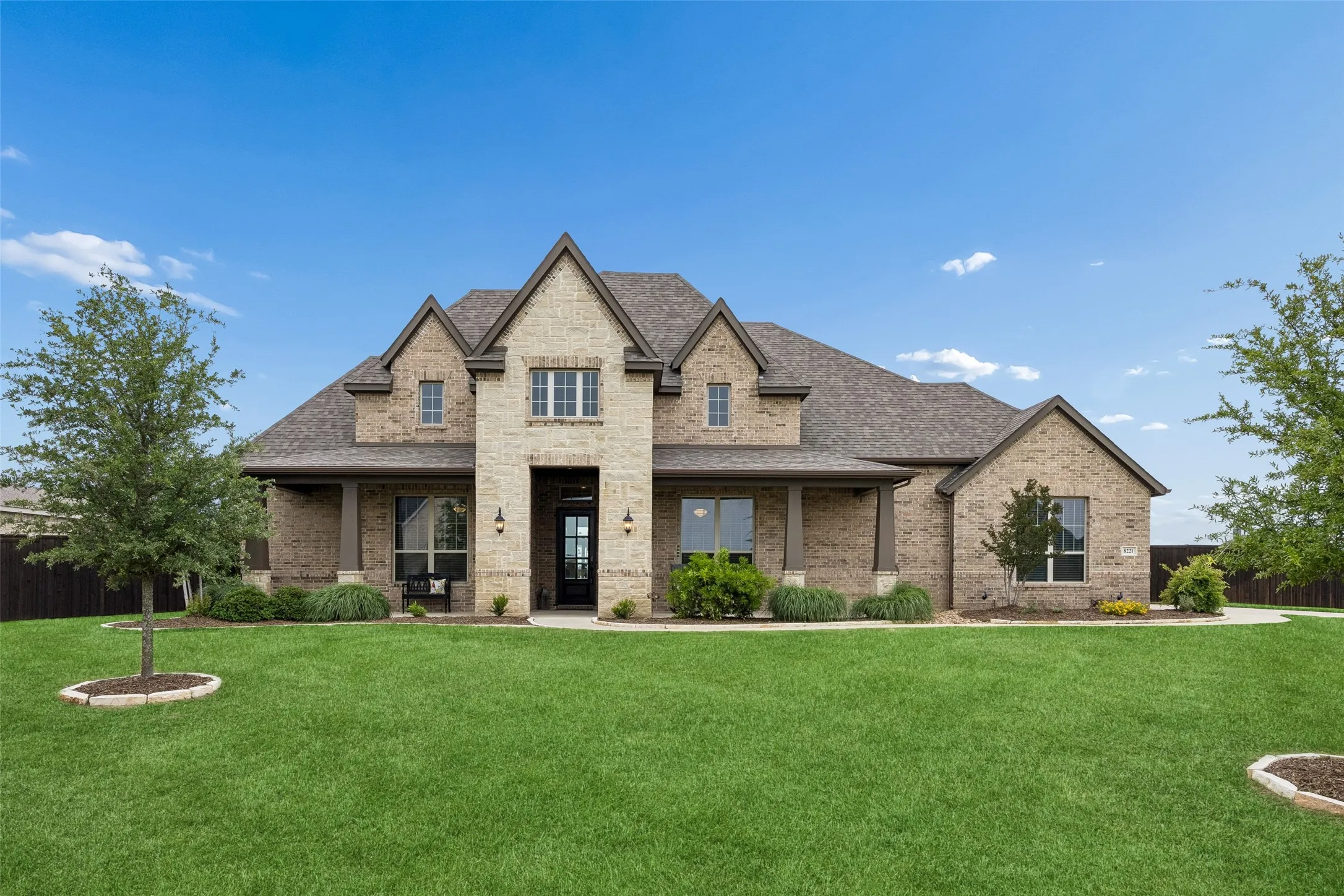 Single Family Residence For Sale in Ellis County , 8221 Palmer Lane, Waxahachie, Texas 75167, 4 Bedroom, 3 Bathroom, 2 Garage spaces, 2,837 Sqft, built in 2020, Preowned, mls#21254490, Real Estate Agent in Waxahachie, Homes For Sale in Ellis county, Homes For Sale in Waxahachie, Realtor in Waxahachie Texas, Real Estate Brokerage Independent Realty Texas, Luminita Cordes Realtor