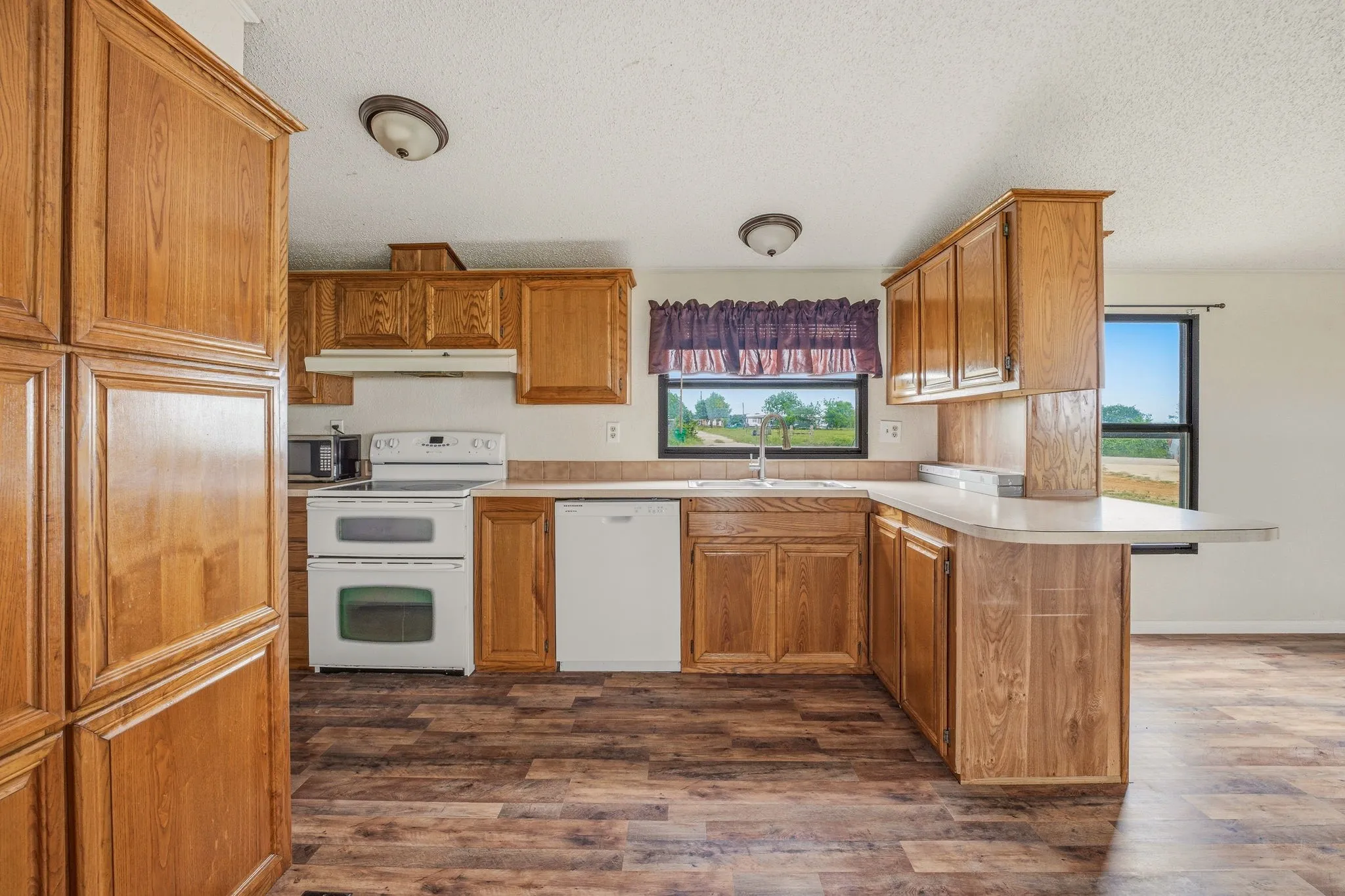Mobile Home For Sale in Erath County , 925 County Road 376, Dublin, Texas 76446, 2 Bedroom, 2 Bathroom, Garage spaces, 952 Sqft, built in 1990, Preowned, mls#21255625, Real Estate Agent in Dublin, Homes For Sale in Erath county, Homes For Sale in Dublin, Realtor in Dublin Texas, Real Estate Brokerage Independent Realty Texas, Luminita Cordes Realtor