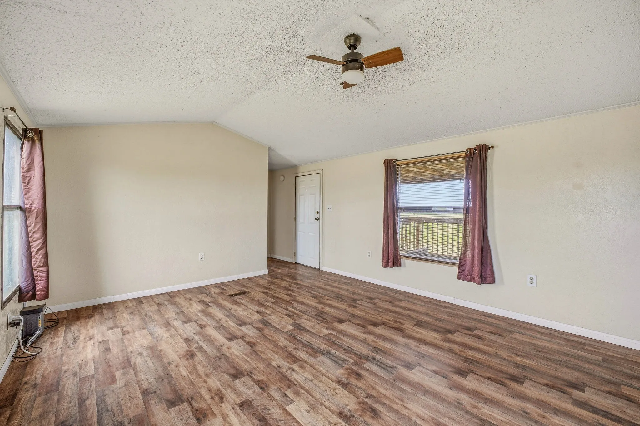 Mobile Home For Sale in Erath County , 925 County Road 376, Dublin, Texas 76446, 2 Bedroom, 2 Bathroom, Garage spaces, 952 Sqft, built in 1990, Preowned, mls#21255625, Real Estate Agent in Dublin, Homes For Sale in Erath county, Homes For Sale in Dublin, Realtor in Dublin Texas, Real Estate Brokerage Independent Realty Texas, Luminita Cordes Realtor