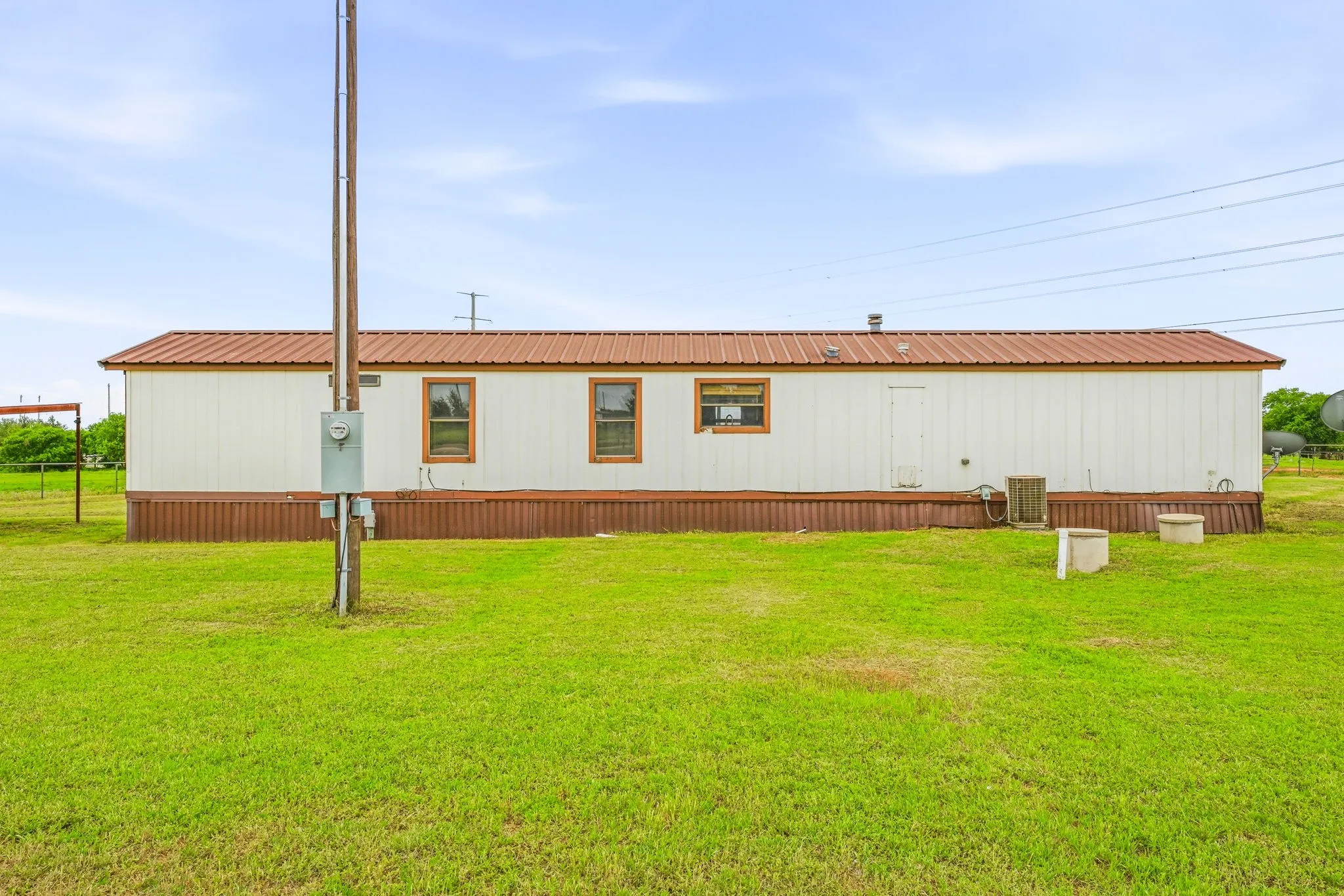 Mobile Home For Sale in Erath County , 925 County Road 376, Dublin, Texas 76446, 2 Bedroom, 2 Bathroom, Garage spaces, 952 Sqft, built in 1990, Preowned, mls#21255625, Real Estate Agent in Dublin, Homes For Sale in Erath county, Homes For Sale in Dublin, Realtor in Dublin Texas, Real Estate Brokerage Independent Realty Texas, Luminita Cordes Realtor