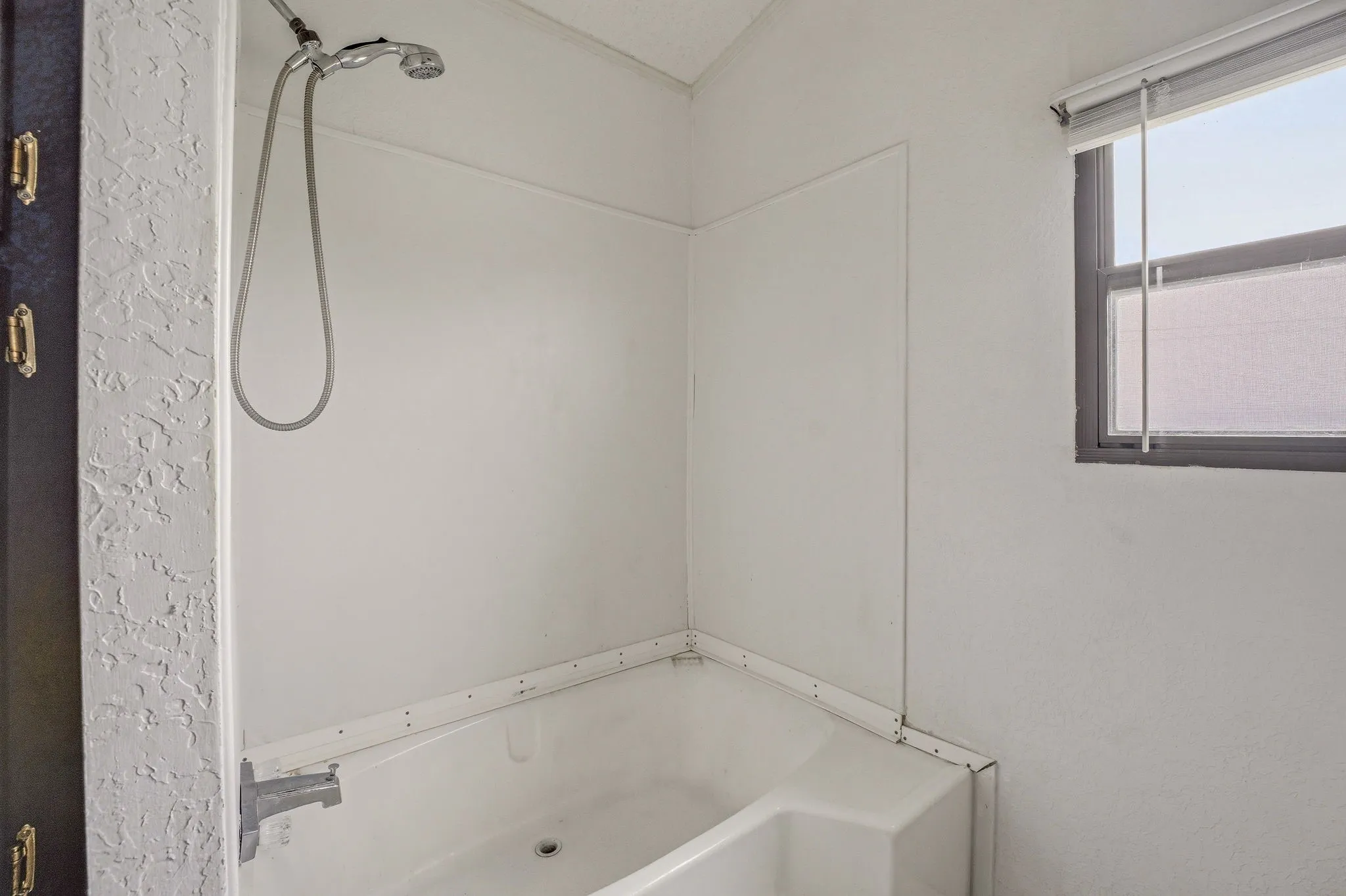 Mobile Home For Sale in Erath County , 925 County Road 376, Dublin, Texas 76446, 2 Bedroom, 2 Bathroom, Garage spaces, 952 Sqft, built in 1990, Preowned, mls#21255625, Real Estate Agent in Dublin, Homes For Sale in Erath county, Homes For Sale in Dublin, Realtor in Dublin Texas, Real Estate Brokerage Independent Realty Texas, Luminita Cordes Realtor