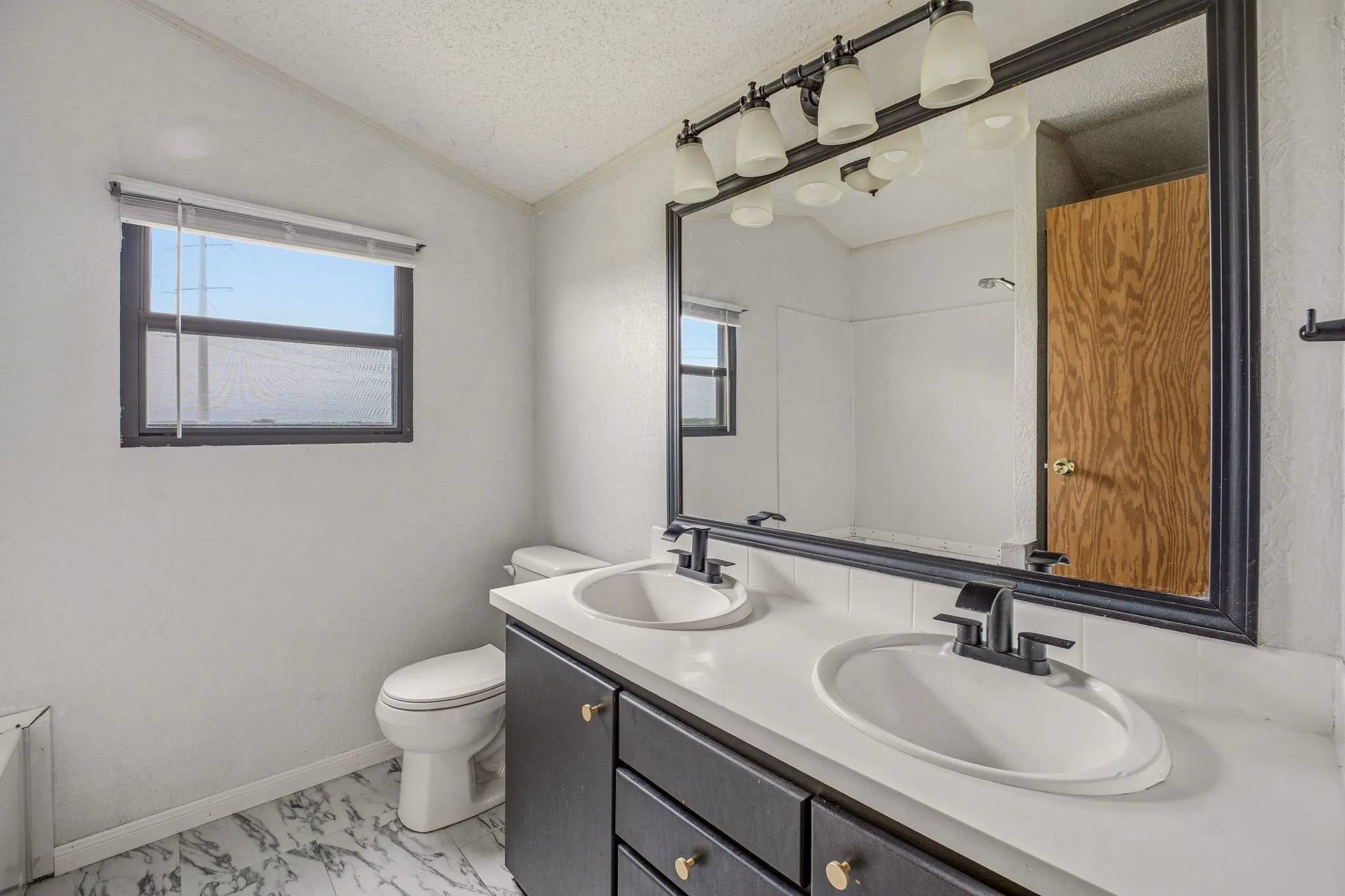 Mobile Home For Sale in Erath County , 925 County Road 376, Dublin, Texas 76446, 2 Bedroom, 2 Bathroom, Garage spaces, 952 Sqft, built in 1990, Preowned, mls#21255625, Real Estate Agent in Dublin, Homes For Sale in Erath county, Homes For Sale in Dublin, Realtor in Dublin Texas, Real Estate Brokerage Independent Realty Texas, Luminita Cordes Realtor