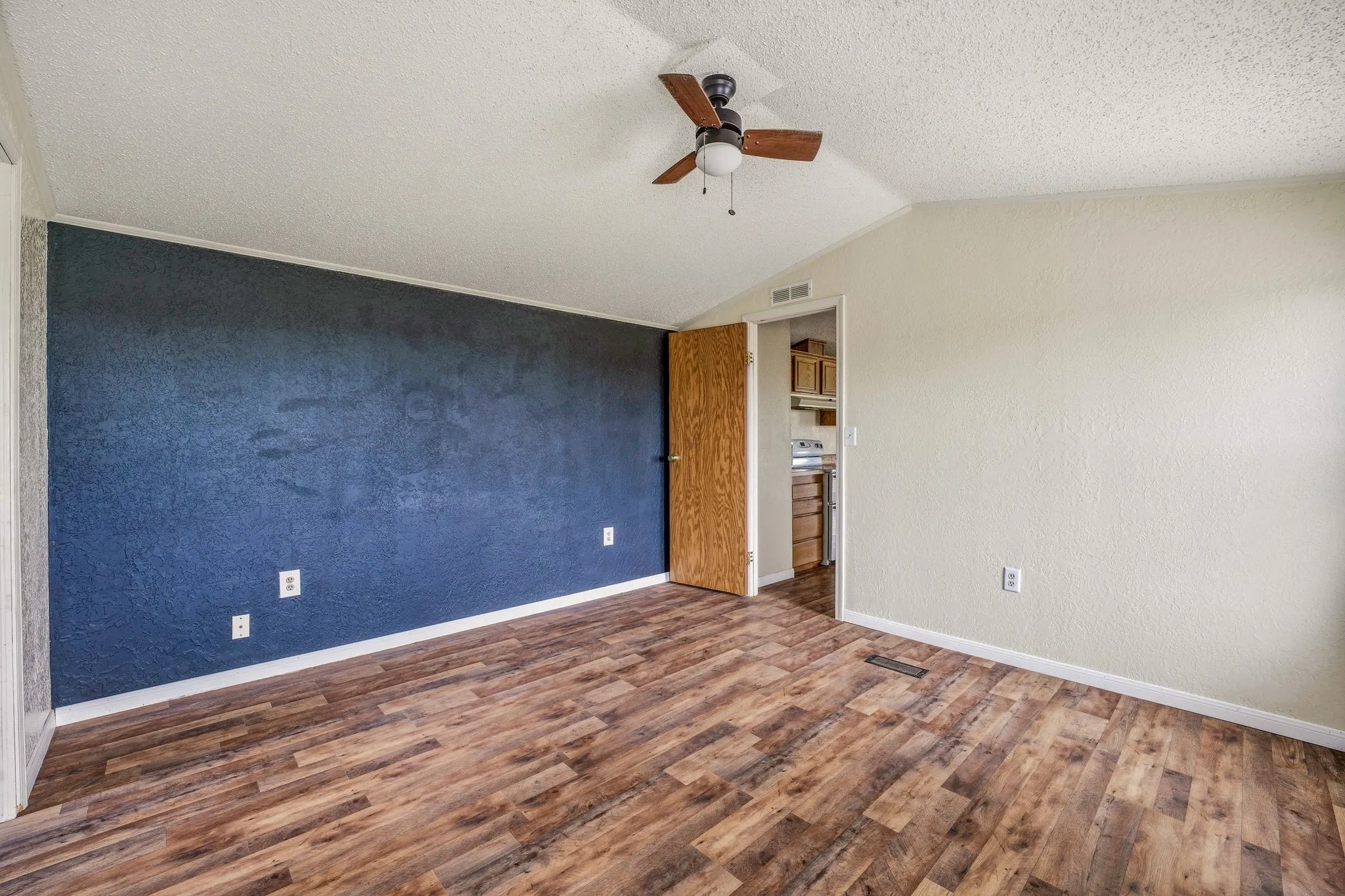 Mobile Home For Sale in Erath County , 925 County Road 376, Dublin, Texas 76446, 2 Bedroom, 2 Bathroom, Garage spaces, 952 Sqft, built in 1990, Preowned, mls#21255625, Real Estate Agent in Dublin, Homes For Sale in Erath county, Homes For Sale in Dublin, Realtor in Dublin Texas, Real Estate Brokerage Independent Realty Texas, Luminita Cordes Realtor