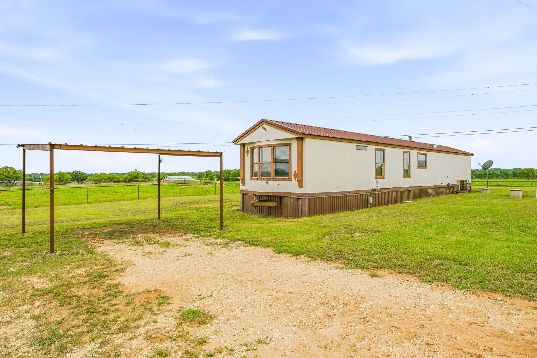 Mobile Home For Sale in Erath County , 925 County Road 376, Dublin, Texas 76446, 2 Bedroom, 2 Bathroom, Garage spaces, 952 Sqft, built in 1990, Preowned, mls#21255625, Real Estate Agent in Dublin, Homes For Sale in Erath county, Homes For Sale in Dublin, Realtor in Dublin Texas, Real Estate Brokerage Independent Realty Texas, Luminita Cordes Realtor