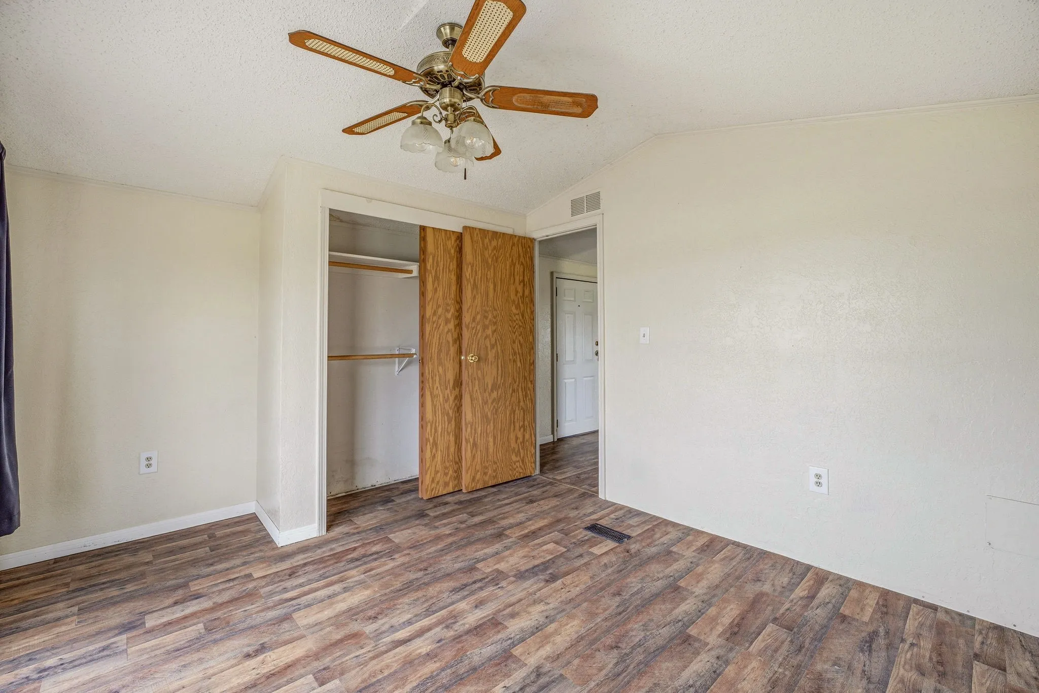 Mobile Home For Sale in Erath County , 925 County Road 376, Dublin, Texas 76446, 2 Bedroom, 2 Bathroom, Garage spaces, 952 Sqft, built in 1990, Preowned, mls#21255625, Real Estate Agent in Dublin, Homes For Sale in Erath county, Homes For Sale in Dublin, Realtor in Dublin Texas, Real Estate Brokerage Independent Realty Texas, Luminita Cordes Realtor