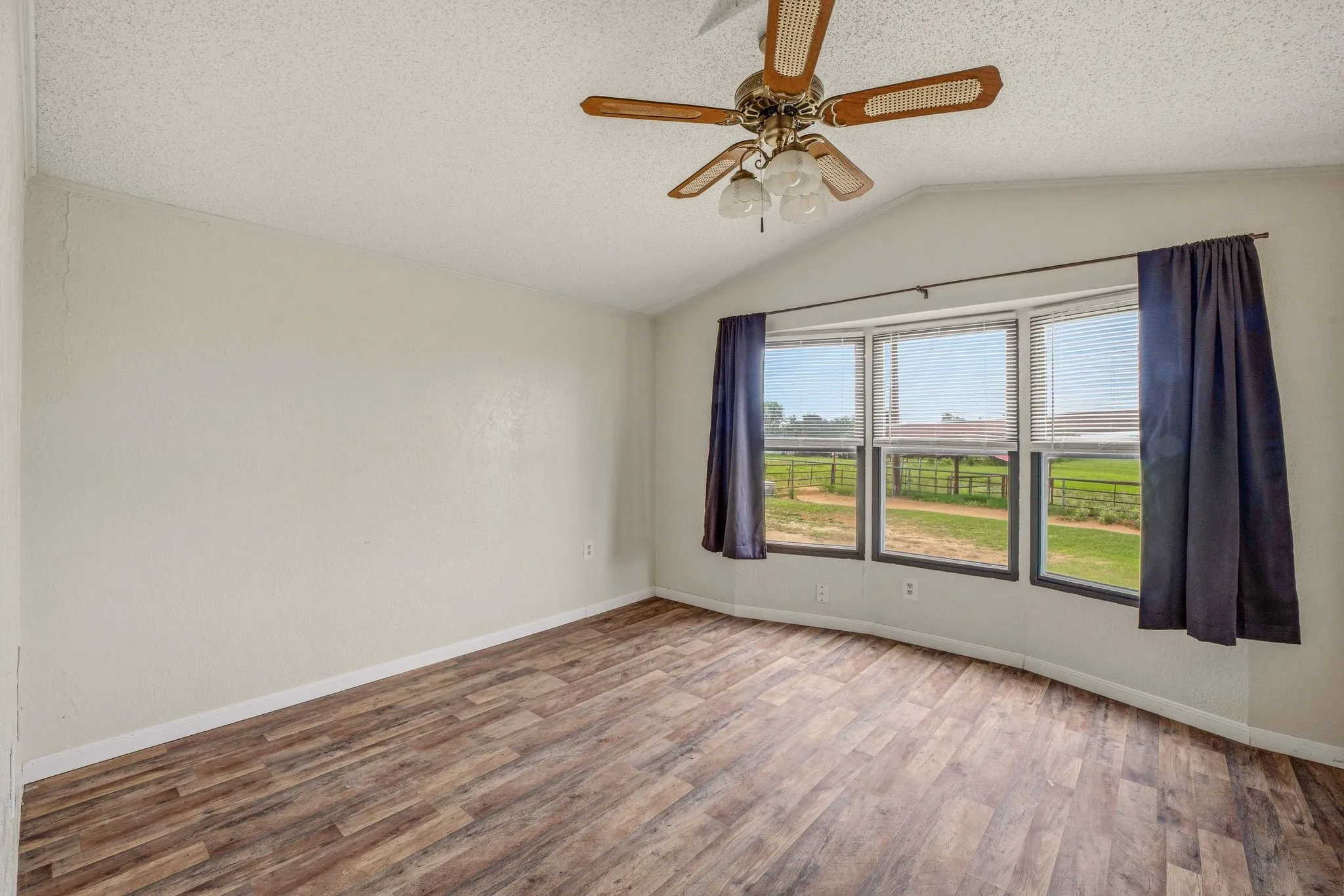 Mobile Home For Sale in Erath County , 925 County Road 376, Dublin, Texas 76446, 2 Bedroom, 2 Bathroom, Garage spaces, 952 Sqft, built in 1990, Preowned, mls#21255625, Real Estate Agent in Dublin, Homes For Sale in Erath county, Homes For Sale in Dublin, Realtor in Dublin Texas, Real Estate Brokerage Independent Realty Texas, Luminita Cordes Realtor