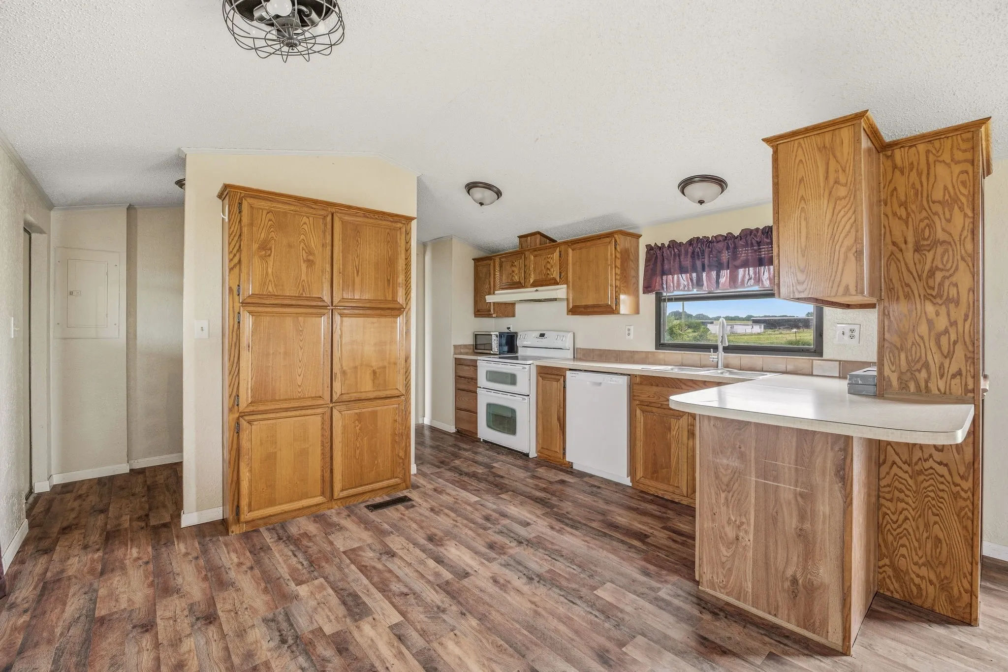 Mobile Home For Sale in Erath County , 925 County Road 376, Dublin, Texas 76446, 2 Bedroom, 2 Bathroom, Garage spaces, 952 Sqft, built in 1990, Preowned, mls#21255625, Real Estate Agent in Dublin, Homes For Sale in Erath county, Homes For Sale in Dublin, Realtor in Dublin Texas, Real Estate Brokerage Independent Realty Texas, Luminita Cordes Realtor