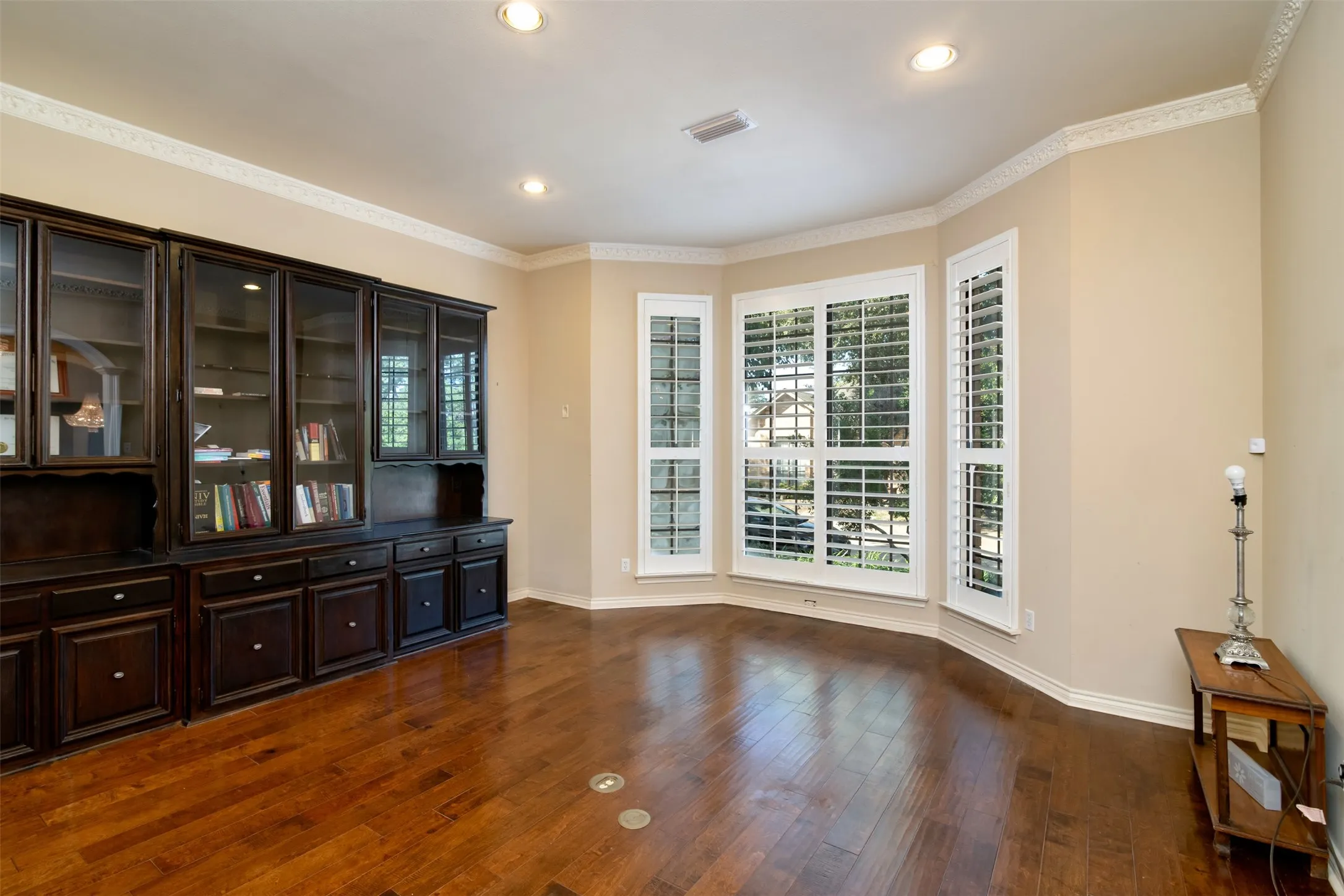 Single Family Residence For Rent in Dallas County , 5920 Encore Drive, Dallas, Texas 75240, 3 Bedroom, 4 Bathroom, 2 Garage spaces, 4,142 Sqft, built in 1984, Preowned, mls#21247554, Real Estate Agent in Dallas, Homes For Rent in Dallas county, Homes For Rent in Dallas, Realtor in Dallas Texas, Real Estate Brokerage Independent Realty Texas, Luminita Cordes Realtor