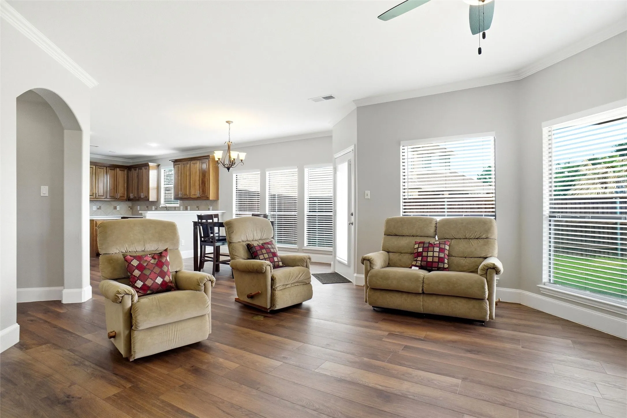 Single Family Residence For Sale in Denton County , 316 Vickery Way, Denton, Texas 76210, 5 Bedroom, 3 Bathroom, 2 Garage spaces, 3,391 Sqft, built in 2006, mls#21255810, Real Estate Agent in Denton, Homes For Sale in Denton county, Homes For Sale in Denton, Realtor in Denton Texas, Real Estate Brokerage Independent Realty Texas, Luminita Cordes Realtor