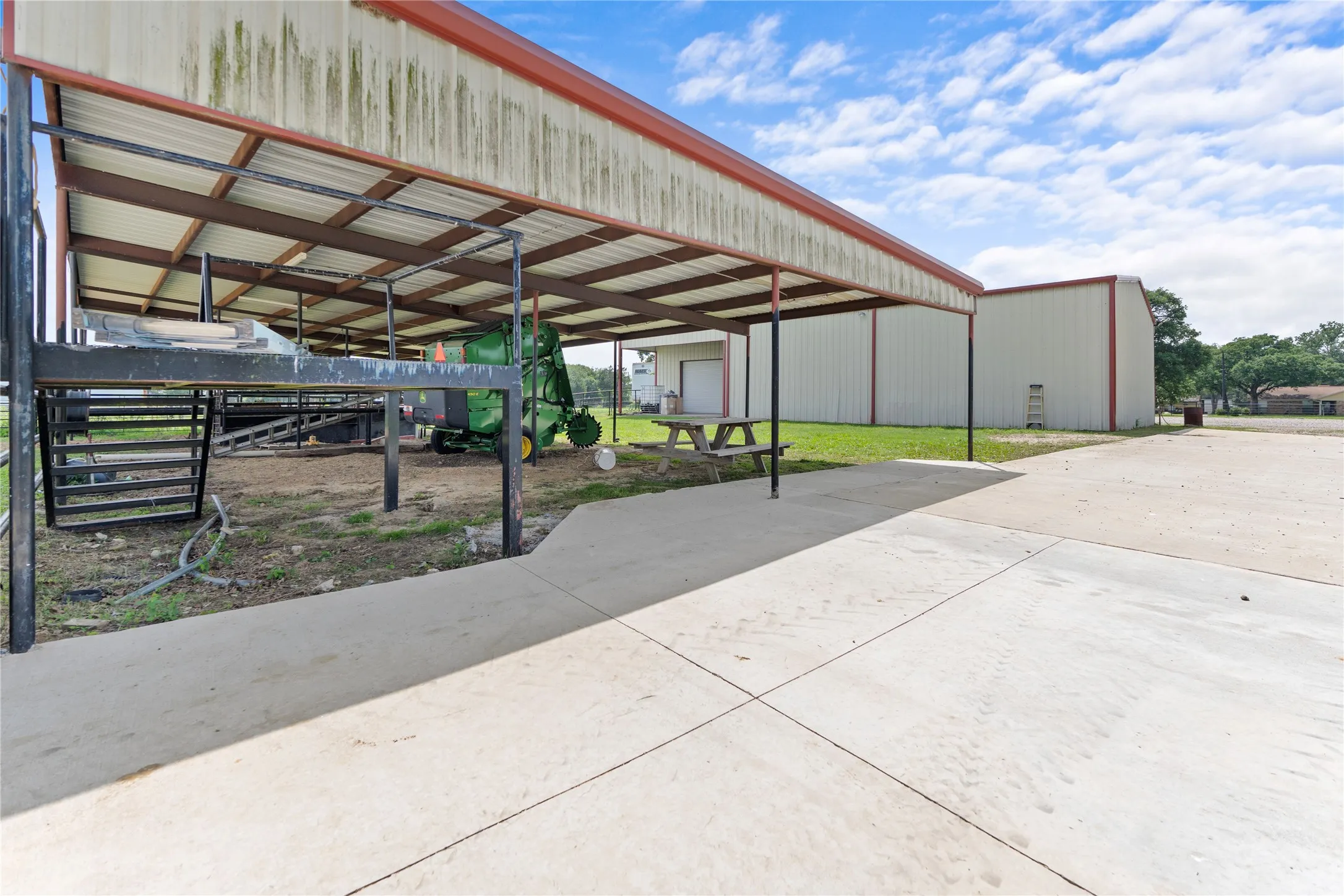 Farm For Sale in Hunt County , 163 County Road 3106, Campbell, Texas 75422, 3 Bedroom, 3 Bathroom, Garage spaces, 2,500 Sqft, built in 1998, mls#21255819, Real Estate Agent in Campbell, Homes For Sale in Hunt county, Homes For Sale in Campbell, Realtor in Campbell Texas, Real Estate Brokerage Independent Realty Texas, Luminita Cordes Realtor
