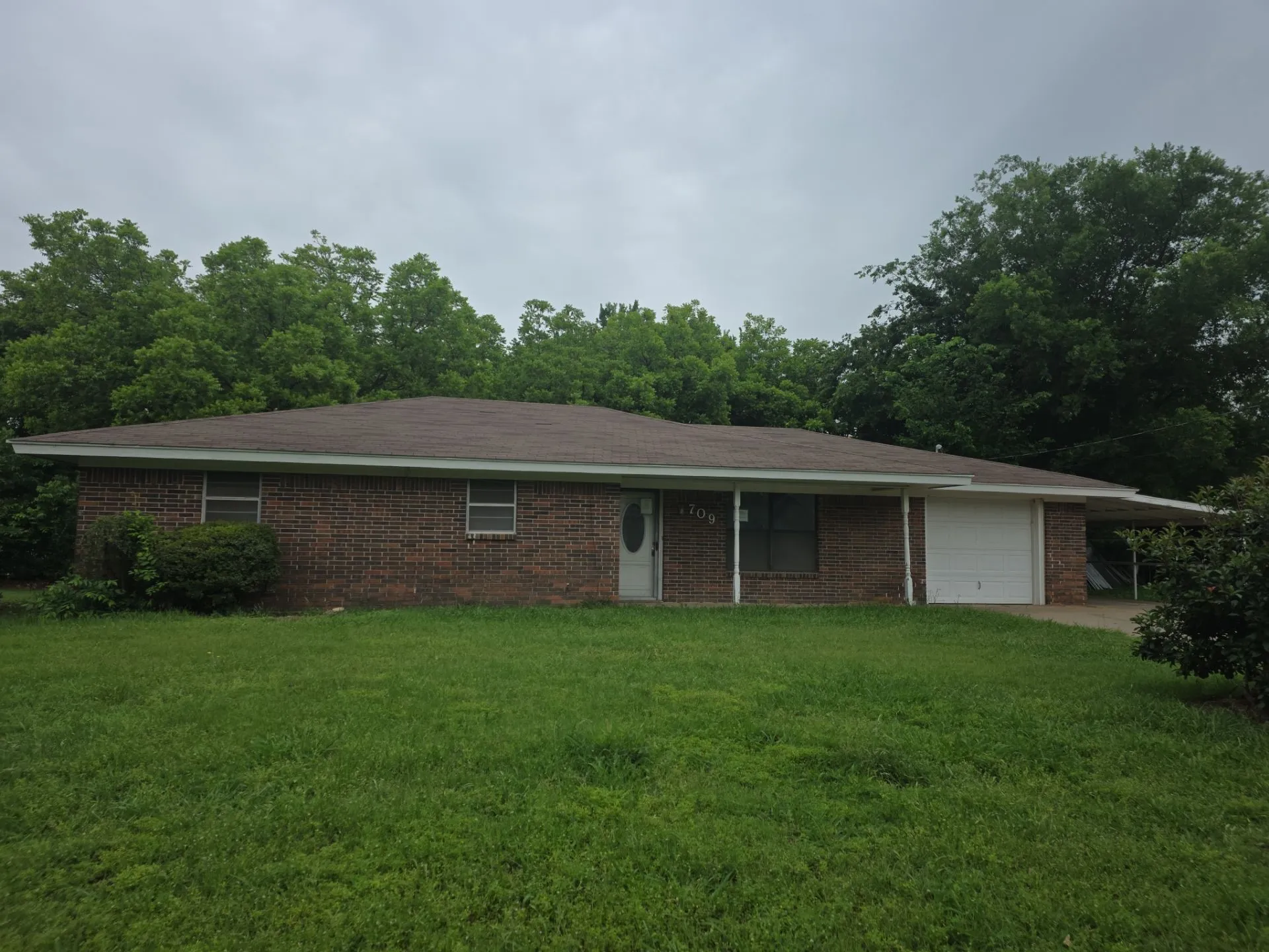 Single Family Residence For Sale in Montague County , 709 Lee Street, Bowie, Texas 76230, 3 Bedroom, 2 Bathroom, 1 Garage spaces, 1,670 Sqft, built in 1966, mls#21255833, Real Estate Agent in Bowie, Homes For Sale in Montague county, Homes For Sale in Bowie, Realtor in Bowie Texas, Real Estate Brokerage Independent Realty Texas, Luminita Cordes Realtor