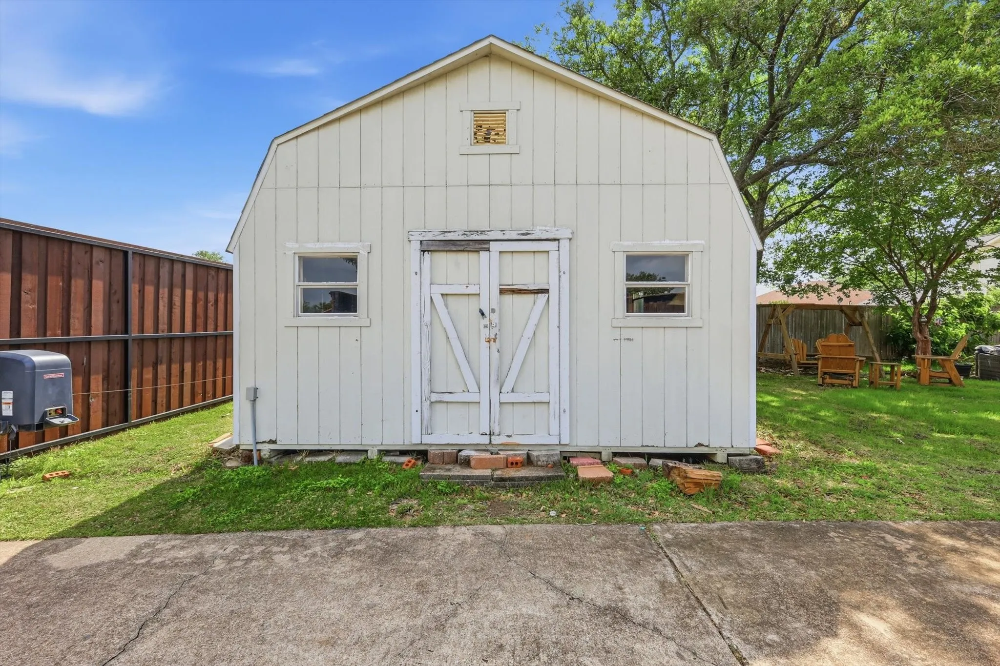 One of the property's most valuable features is this detached air-conditioned building. Perfect for a home-based business, gym, yoga studio, art space, craft room, workshop, she shed, man cave, or private office. Opportunities like this are incredibly rare in this price range.
