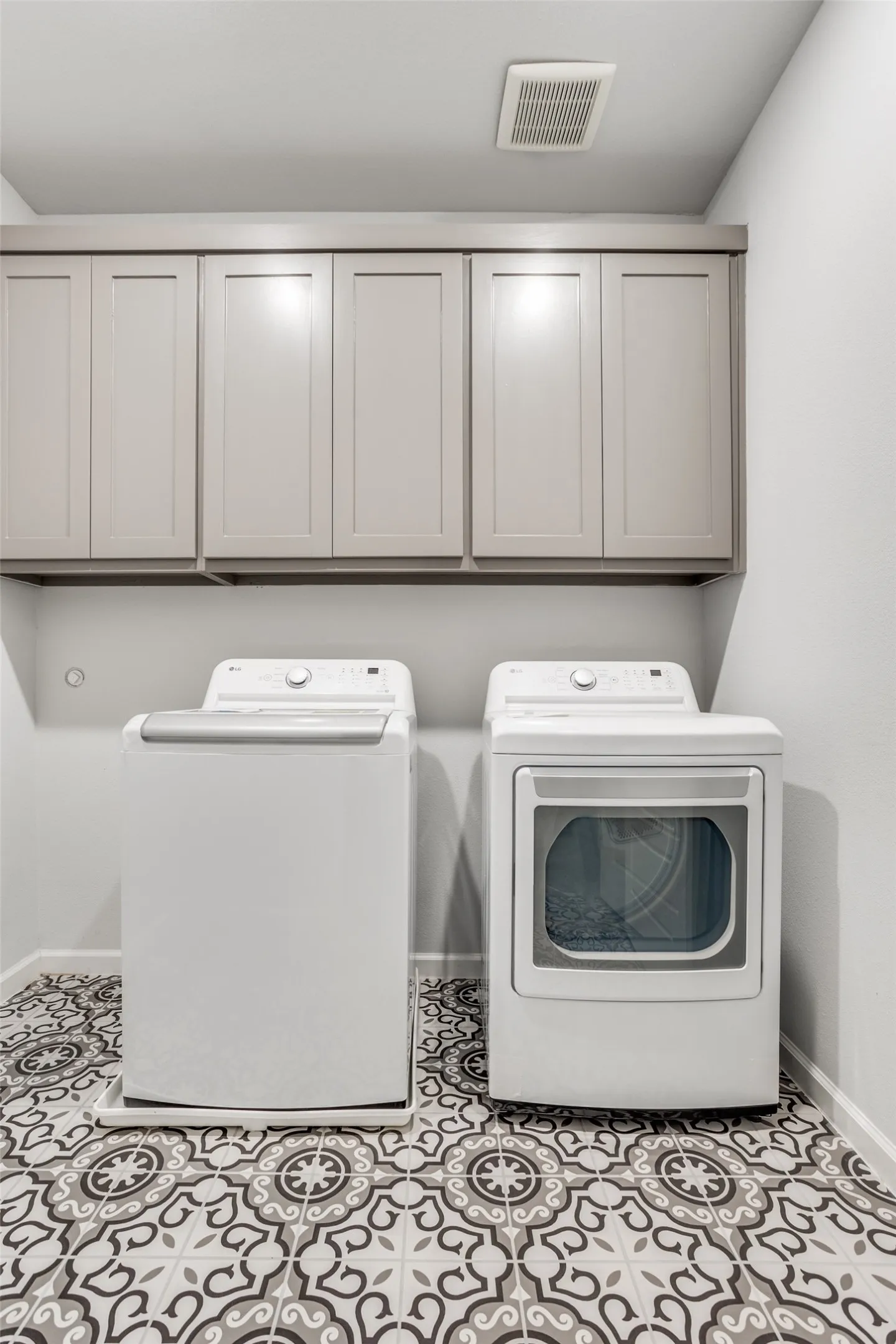 Townhouse For Sale in Collin County , 1971 Newman Avenue, Allen, Texas 75013, 3 Bedroom, 3 Bathroom, 2 Garage spaces, 2,159 Sqft, built in 2023, Preowned, mls#21251116, Real Estate Agent in Allen, Homes For Sale in Collin county, Homes For Sale in Allen, Realtor in Allen Texas, Real Estate Brokerage Independent Realty Texas, Luminita Cordes Realtor
