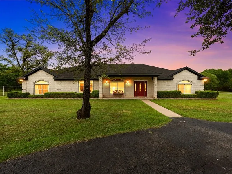 Single Family Residence For Sale in Mc Lennan County , 1072 Chapman Road, Crawford, Texas 76638, 3 Bedroom, 4 Bathroom, 3 Garage spaces, 2,935 Sqft, built in 1991, mls#21251981, Real Estate Agent in Crawford, Homes For Sale in Mc Lennan county, Homes For Sale in Crawford, Realtor in Crawford Texas, Real Estate Brokerage Independent Realty Texas, Luminita Cordes Realtor