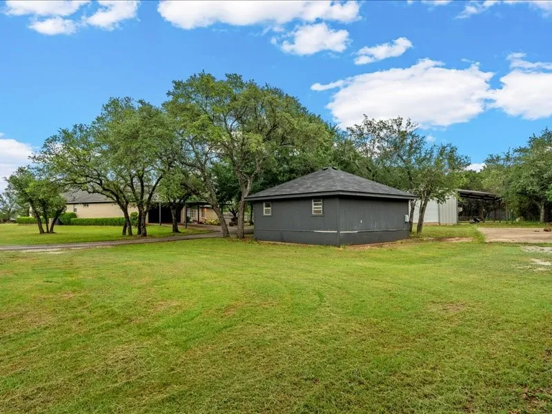 Single Family Residence For Sale in Mc Lennan County , 1072 Chapman Road, Crawford, Texas 76638, 3 Bedroom, 4 Bathroom, 3 Garage spaces, 2,935 Sqft, built in 1991, mls#21251981, Real Estate Agent in Crawford, Homes For Sale in Mc Lennan county, Homes For Sale in Crawford, Realtor in Crawford Texas, Real Estate Brokerage Independent Realty Texas, Luminita Cordes Realtor
