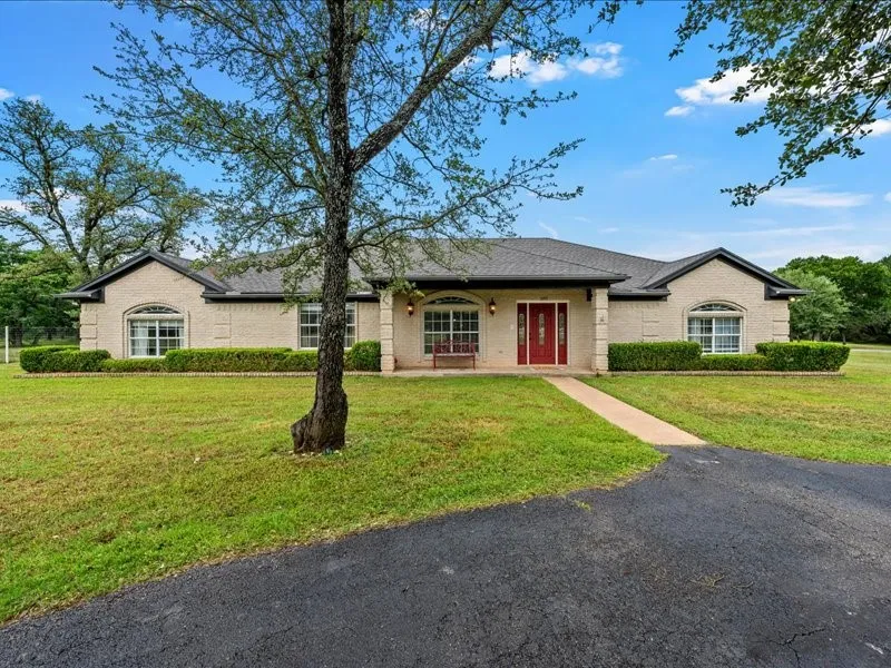 Single Family Residence For Sale in Mc Lennan County , 1072 Chapman Road, Crawford, Texas 76638, 3 Bedroom, 4 Bathroom, 3 Garage spaces, 2,935 Sqft, built in 1991, mls#21251981, Real Estate Agent in Crawford, Homes For Sale in Mc Lennan county, Homes For Sale in Crawford, Realtor in Crawford Texas, Real Estate Brokerage Independent Realty Texas, Luminita Cordes Realtor