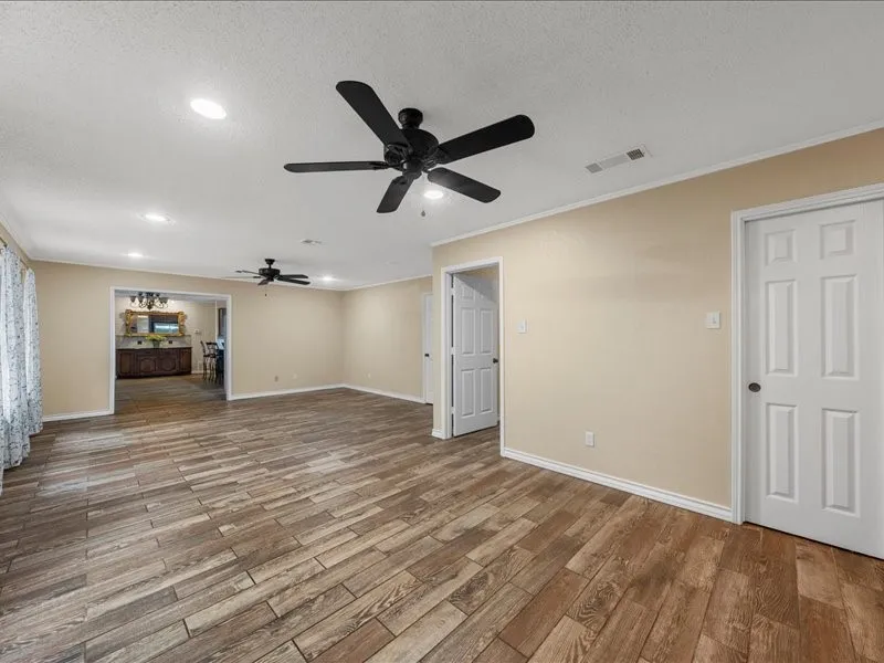 Single Family Residence For Sale in Mc Lennan County , 1072 Chapman Road, Crawford, Texas 76638, 3 Bedroom, 4 Bathroom, 3 Garage spaces, 2,935 Sqft, built in 1991, mls#21251981, Real Estate Agent in Crawford, Homes For Sale in Mc Lennan county, Homes For Sale in Crawford, Realtor in Crawford Texas, Real Estate Brokerage Independent Realty Texas, Luminita Cordes Realtor