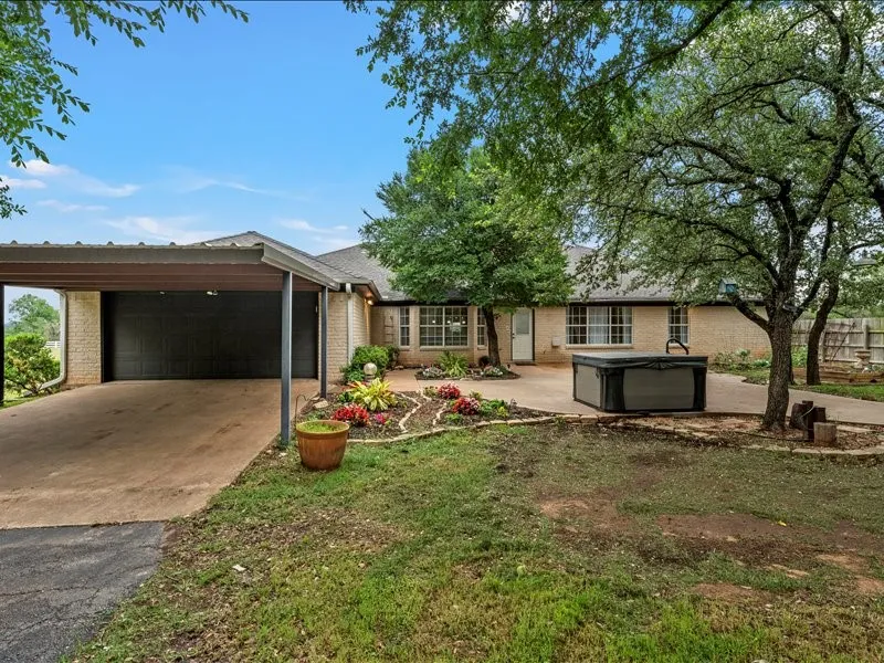 Single Family Residence For Sale in Mc Lennan County , 1072 Chapman Road, Crawford, Texas 76638, 3 Bedroom, 4 Bathroom, 3 Garage spaces, 2,935 Sqft, built in 1991, mls#21251981, Real Estate Agent in Crawford, Homes For Sale in Mc Lennan county, Homes For Sale in Crawford, Realtor in Crawford Texas, Real Estate Brokerage Independent Realty Texas, Luminita Cordes Realtor
