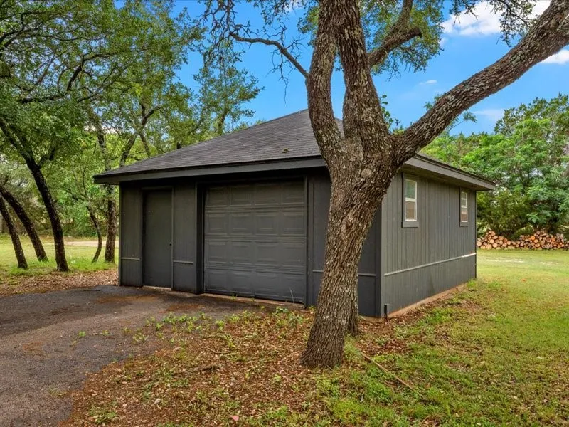 Workshop or extra Garage