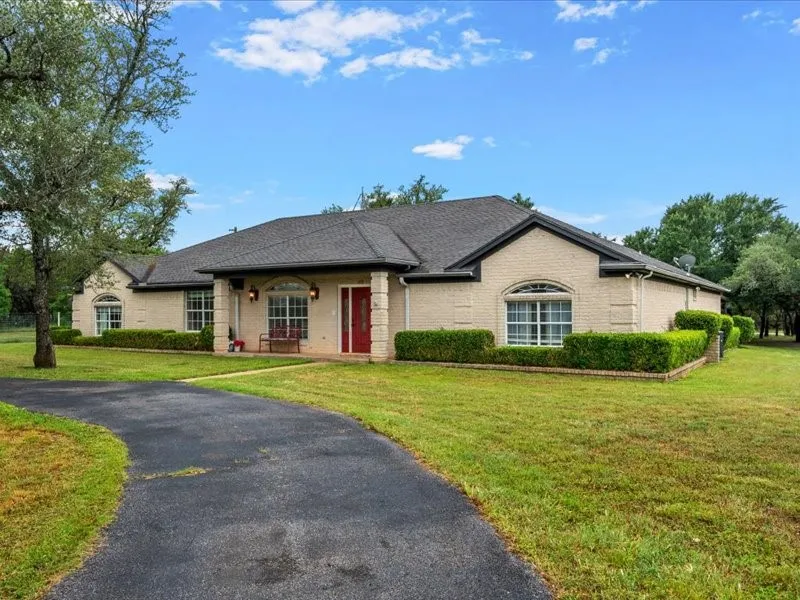 Single Family Residence For Sale in Mc Lennan County , 1072 Chapman Road, Crawford, Texas 76638, 3 Bedroom, 4 Bathroom, 3 Garage spaces, 2,935 Sqft, built in 1991, mls#21251981, Real Estate Agent in Crawford, Homes For Sale in Mc Lennan county, Homes For Sale in Crawford, Realtor in Crawford Texas, Real Estate Brokerage Independent Realty Texas, Luminita Cordes Realtor
