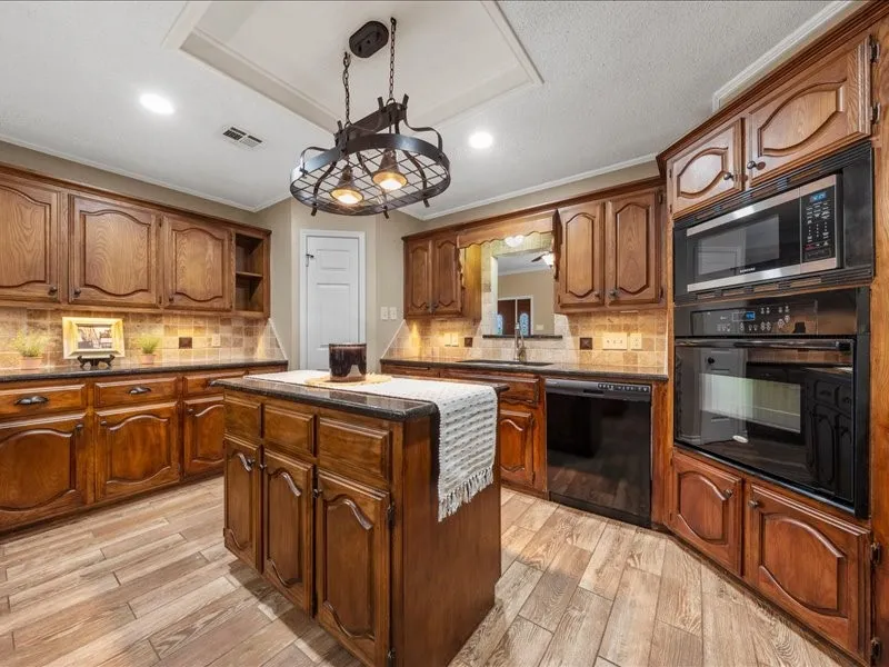 Single Family Residence For Sale in Mc Lennan County , 1072 Chapman Road, Crawford, Texas 76638, 3 Bedroom, 4 Bathroom, 3 Garage spaces, 2,935 Sqft, built in 1991, mls#21251981, Real Estate Agent in Crawford, Homes For Sale in Mc Lennan county, Homes For Sale in Crawford, Realtor in Crawford Texas, Real Estate Brokerage Independent Realty Texas, Luminita Cordes Realtor