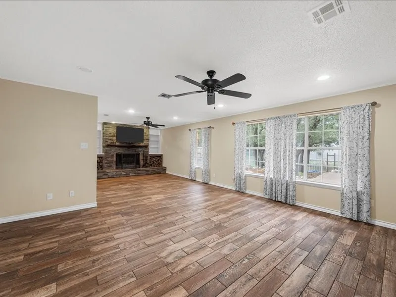 Single Family Residence For Sale in Mc Lennan County , 1072 Chapman Road, Crawford, Texas 76638, 3 Bedroom, 4 Bathroom, 3 Garage spaces, 2,935 Sqft, built in 1991, mls#21251981, Real Estate Agent in Crawford, Homes For Sale in Mc Lennan county, Homes For Sale in Crawford, Realtor in Crawford Texas, Real Estate Brokerage Independent Realty Texas, Luminita Cordes Realtor