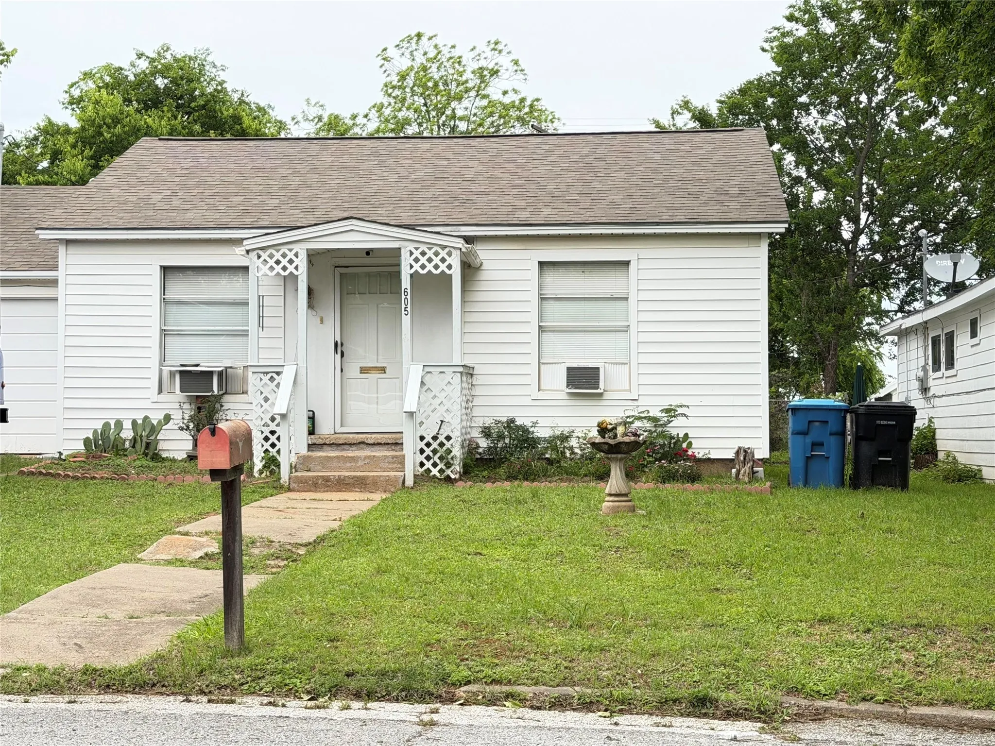 Single Family Residence For Sale in Grayson County , 605 E Morton Street, Denison, Texas 75021, 2 Bedroom, 1 Bathroom, 1 Garage spaces, 914 Sqft, built in 1945, mls#21254556, Real Estate Agent in Denison, Homes For Sale in Grayson county, Homes For Sale in Denison, Realtor in Denison Texas, Real Estate Brokerage Independent Realty Texas, Luminita Cordes Realtor
