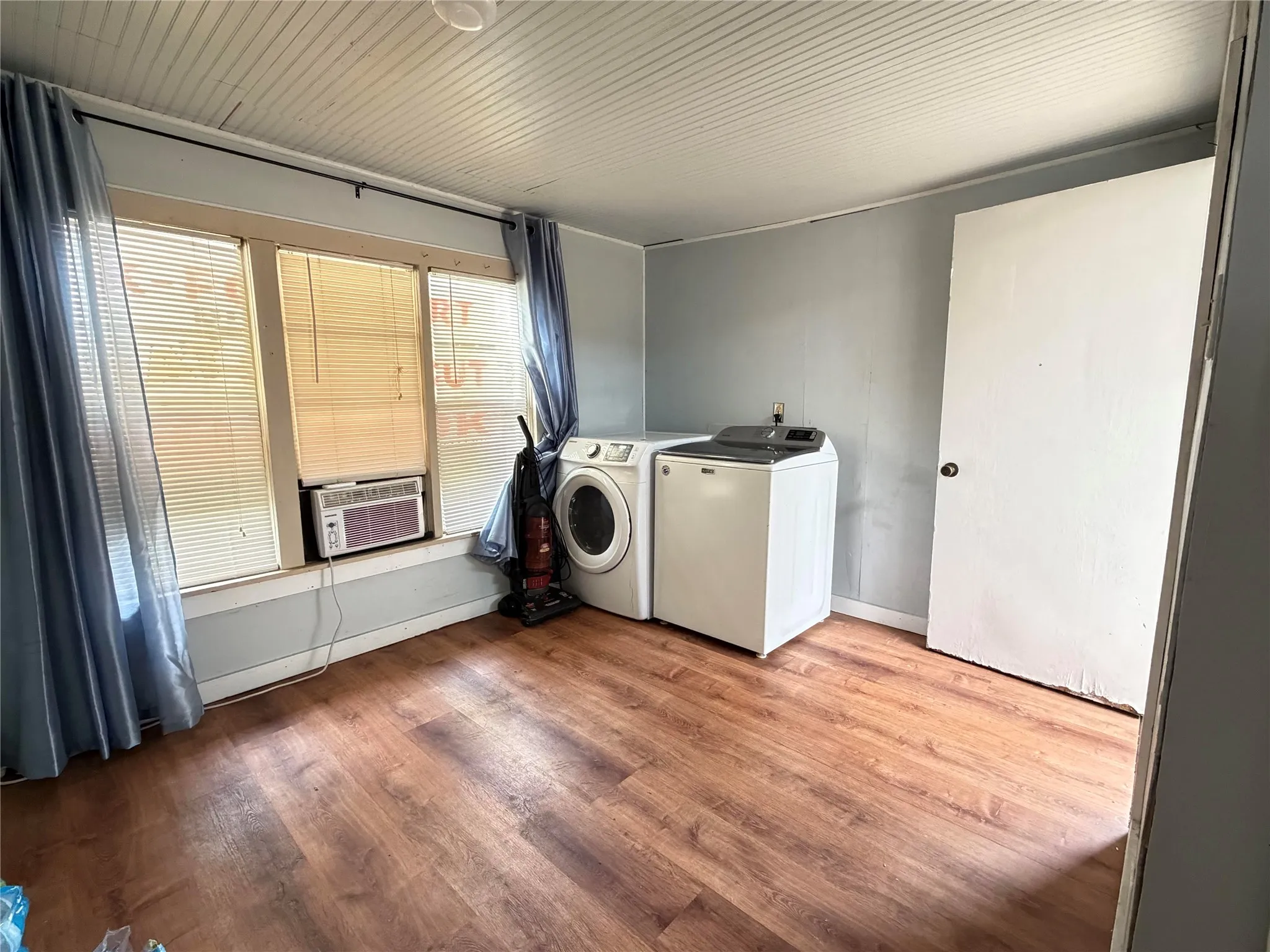 Single Family Residence For Sale in Grayson County , 605 E Morton Street, Denison, Texas 75021, 2 Bedroom, 1 Bathroom, 1 Garage spaces, 914 Sqft, built in 1945, mls#21254556, Real Estate Agent in Denison, Homes For Sale in Grayson county, Homes For Sale in Denison, Realtor in Denison Texas, Real Estate Brokerage Independent Realty Texas, Luminita Cordes Realtor