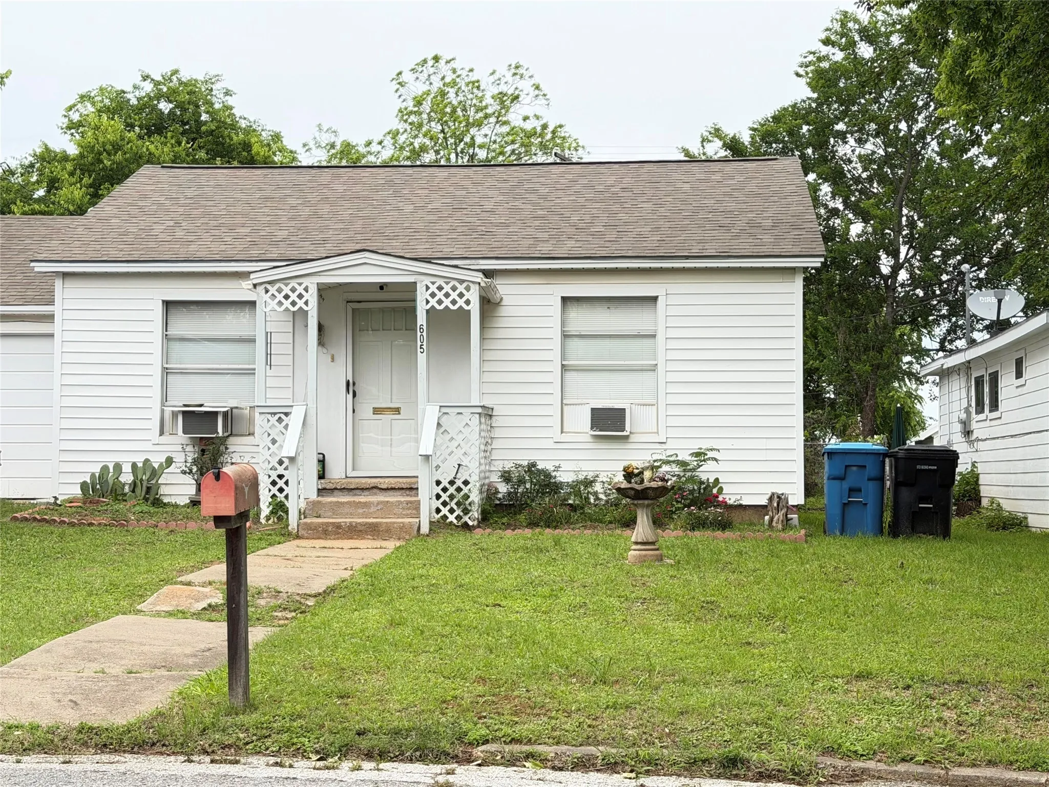 Single Family Residence For Sale in Grayson County , 605 E Morton Street, Denison, Texas 75021, 2 Bedroom, 1 Bathroom, 1 Garage spaces, 914 Sqft, built in 1945, mls#21254556, Real Estate Agent in Denison, Homes For Sale in Grayson county, Homes For Sale in Denison, Realtor in Denison Texas, Real Estate Brokerage Independent Realty Texas, Luminita Cordes Realtor
