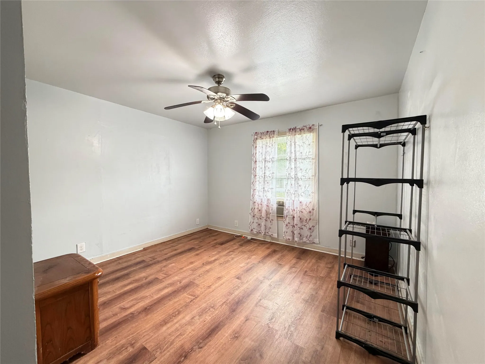 Single Family Residence For Sale in Grayson County , 605 E Morton Street, Denison, Texas 75021, 2 Bedroom, 1 Bathroom, 1 Garage spaces, 914 Sqft, built in 1945, mls#21254556, Real Estate Agent in Denison, Homes For Sale in Grayson county, Homes For Sale in Denison, Realtor in Denison Texas, Real Estate Brokerage Independent Realty Texas, Luminita Cordes Realtor